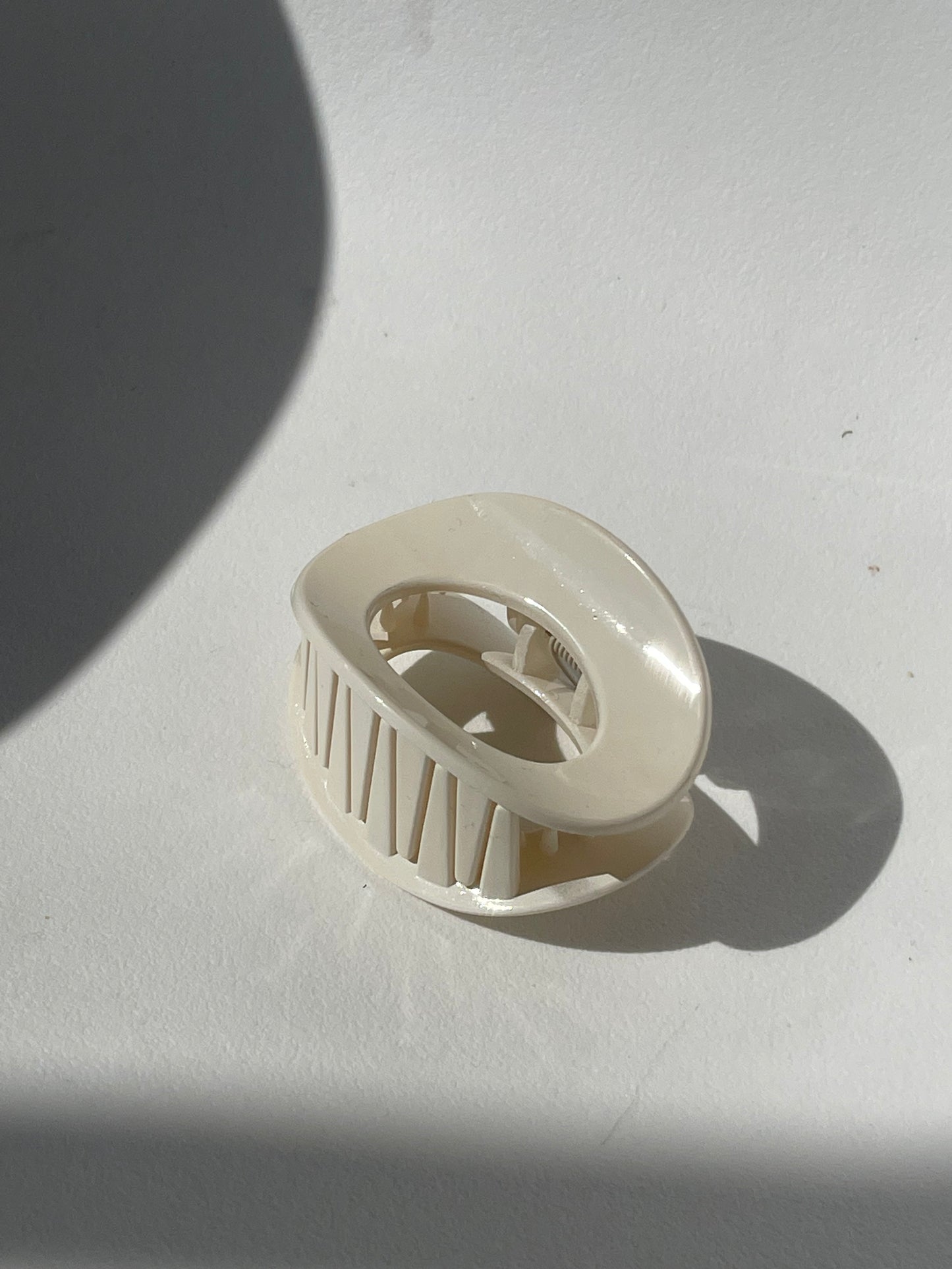 Sagan Geo Claw Clip In Gloss Ivory