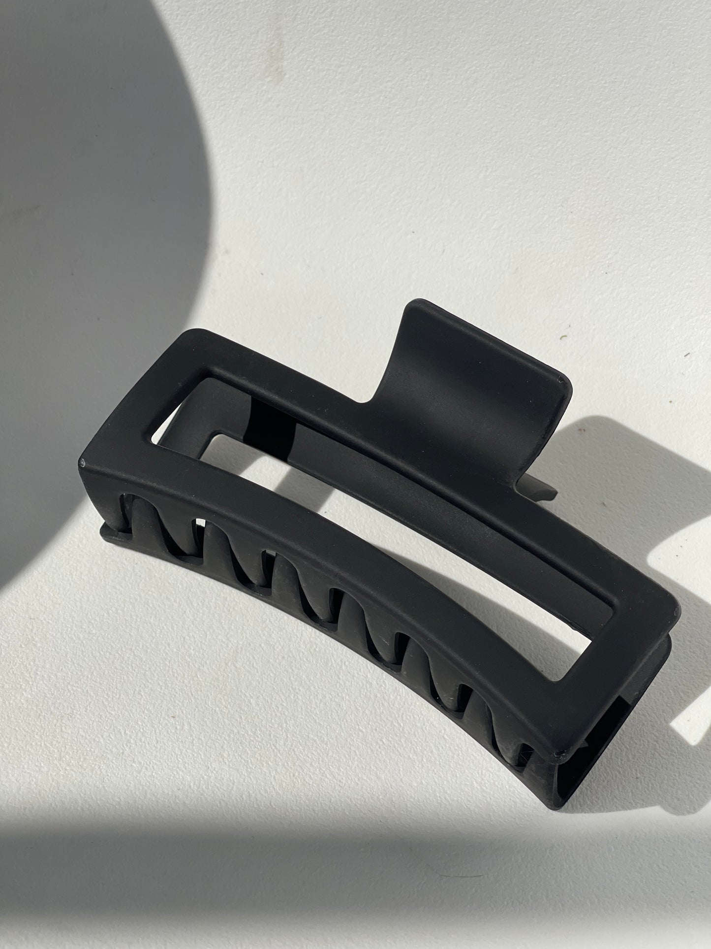 Sabrina Jumbo Modern Hallow Claw Clip In Black