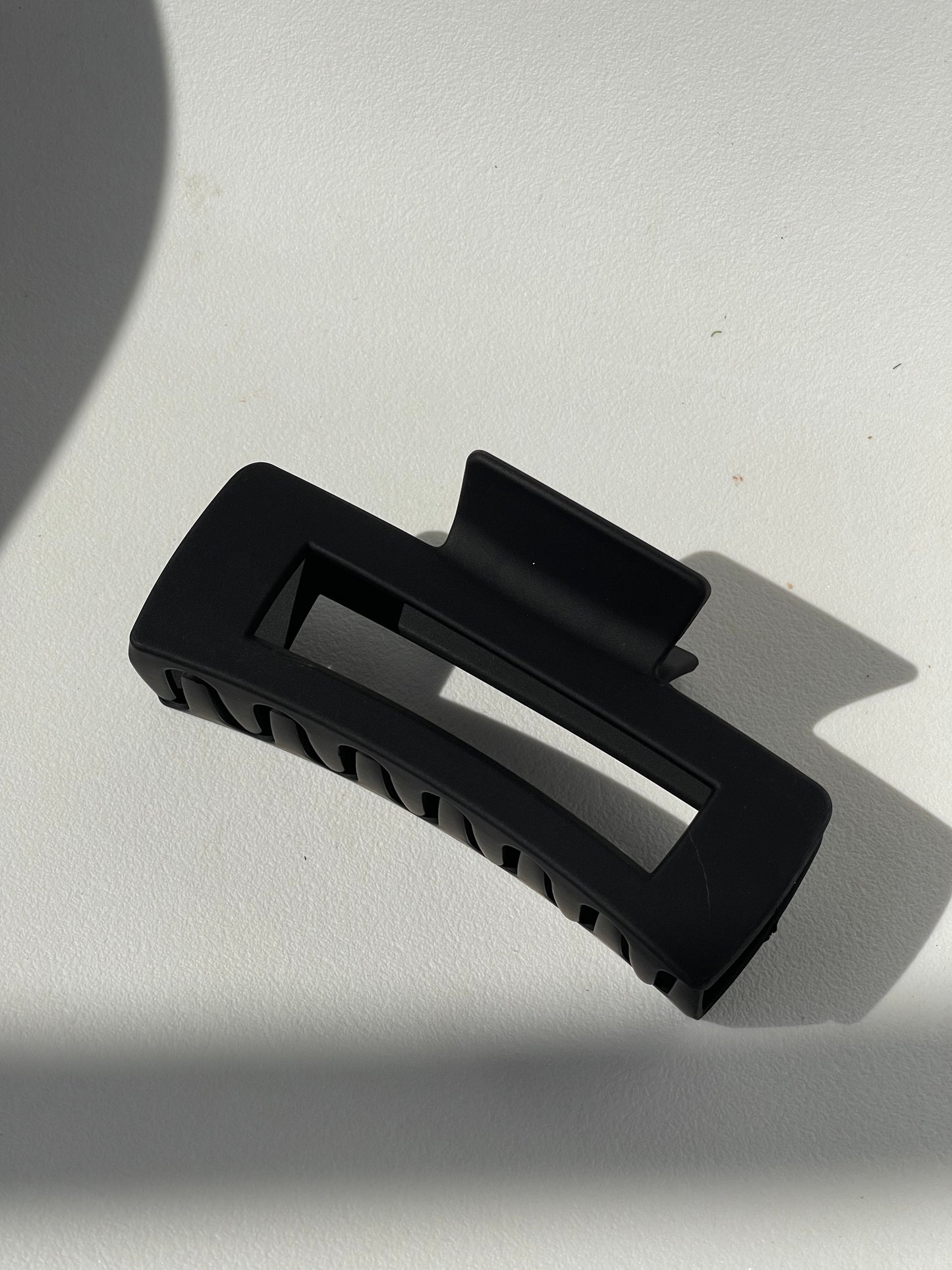 Sonia Modern Claw Clip In Black