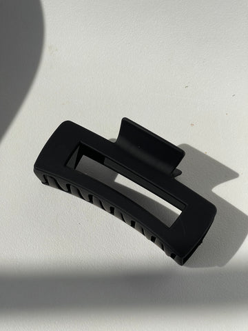 Sonia Modern Claw Clip In Black