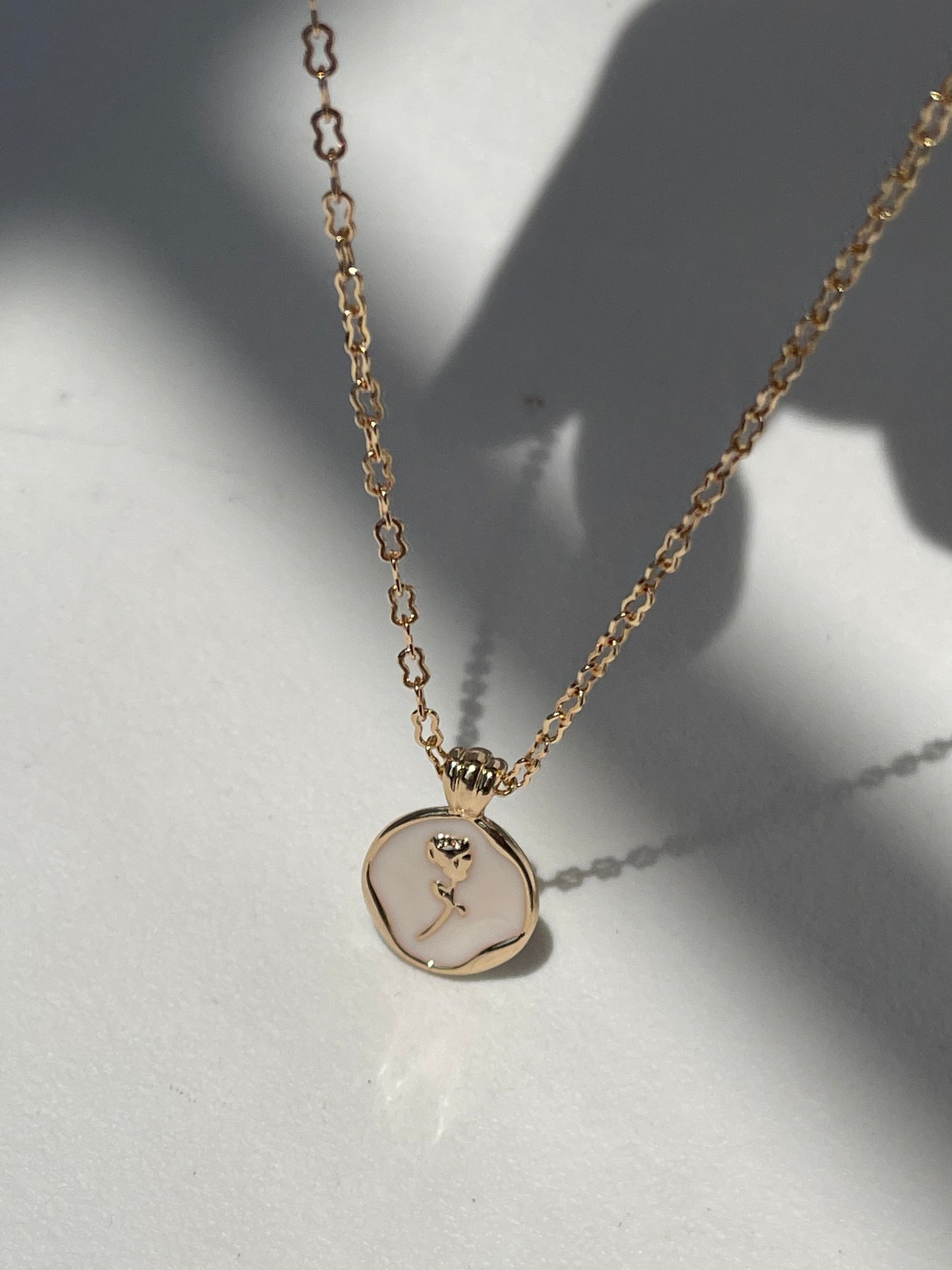 Claire Gold Rim Rose Disk Necklace In Ivory Gold
