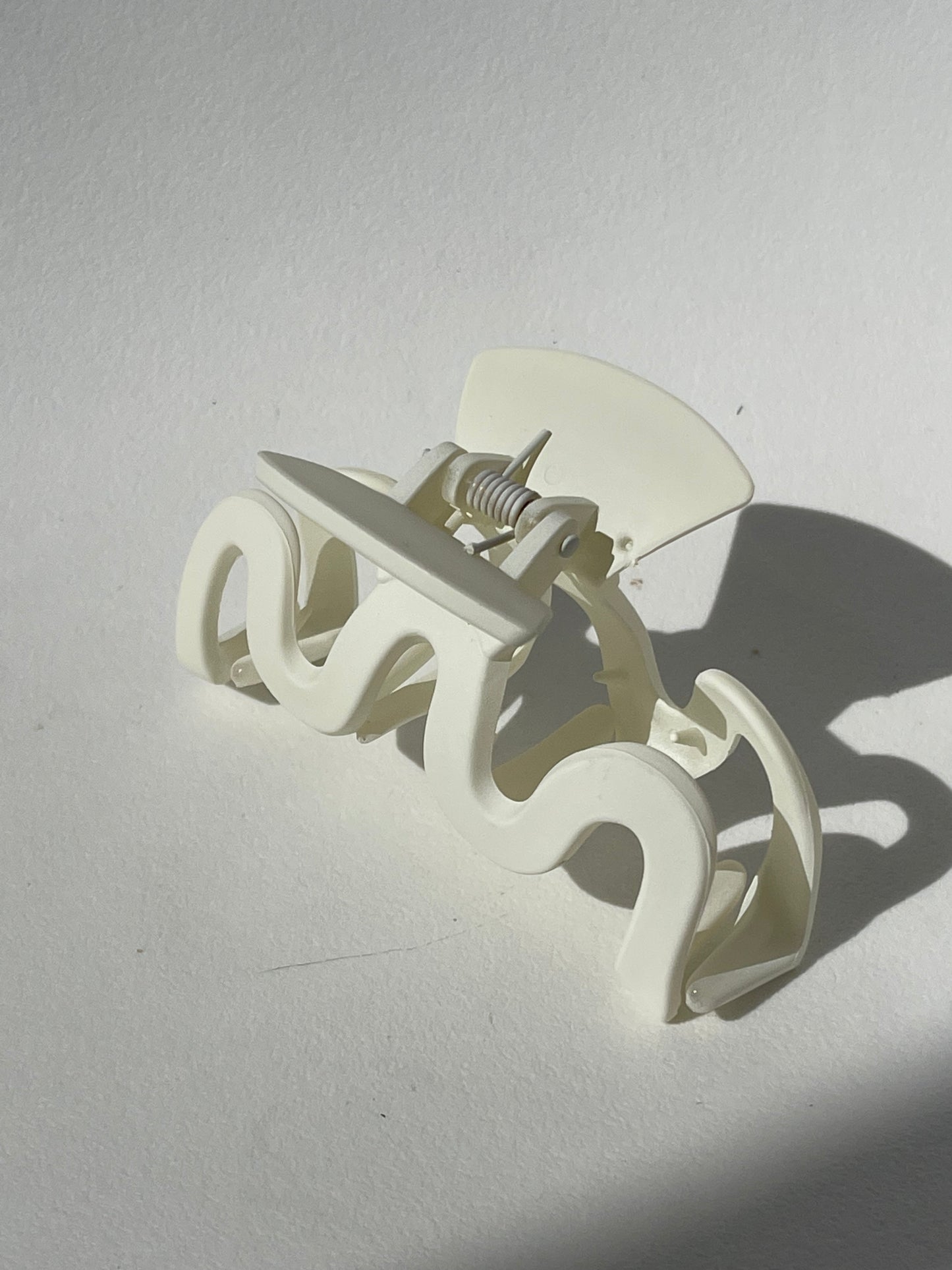 Wave Hair Claw Clip In White