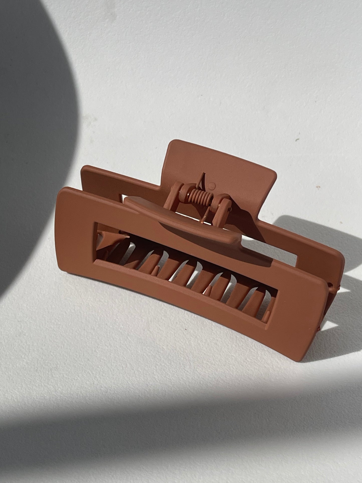 Sonia Modern Frost Claw Clip In Rust