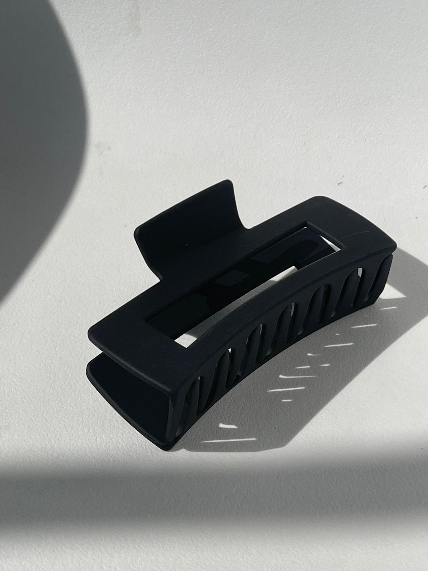 Sonia Modern Claw Clip In Black