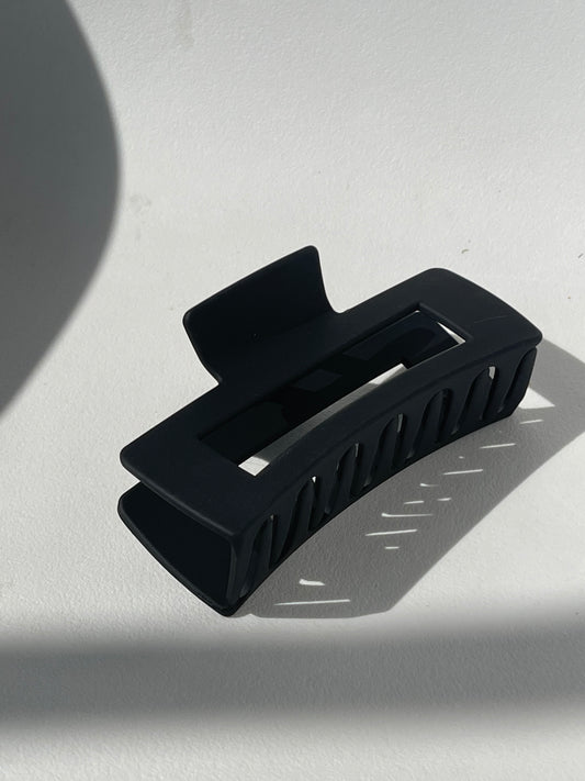 Sonia Modern Claw Clip In Black