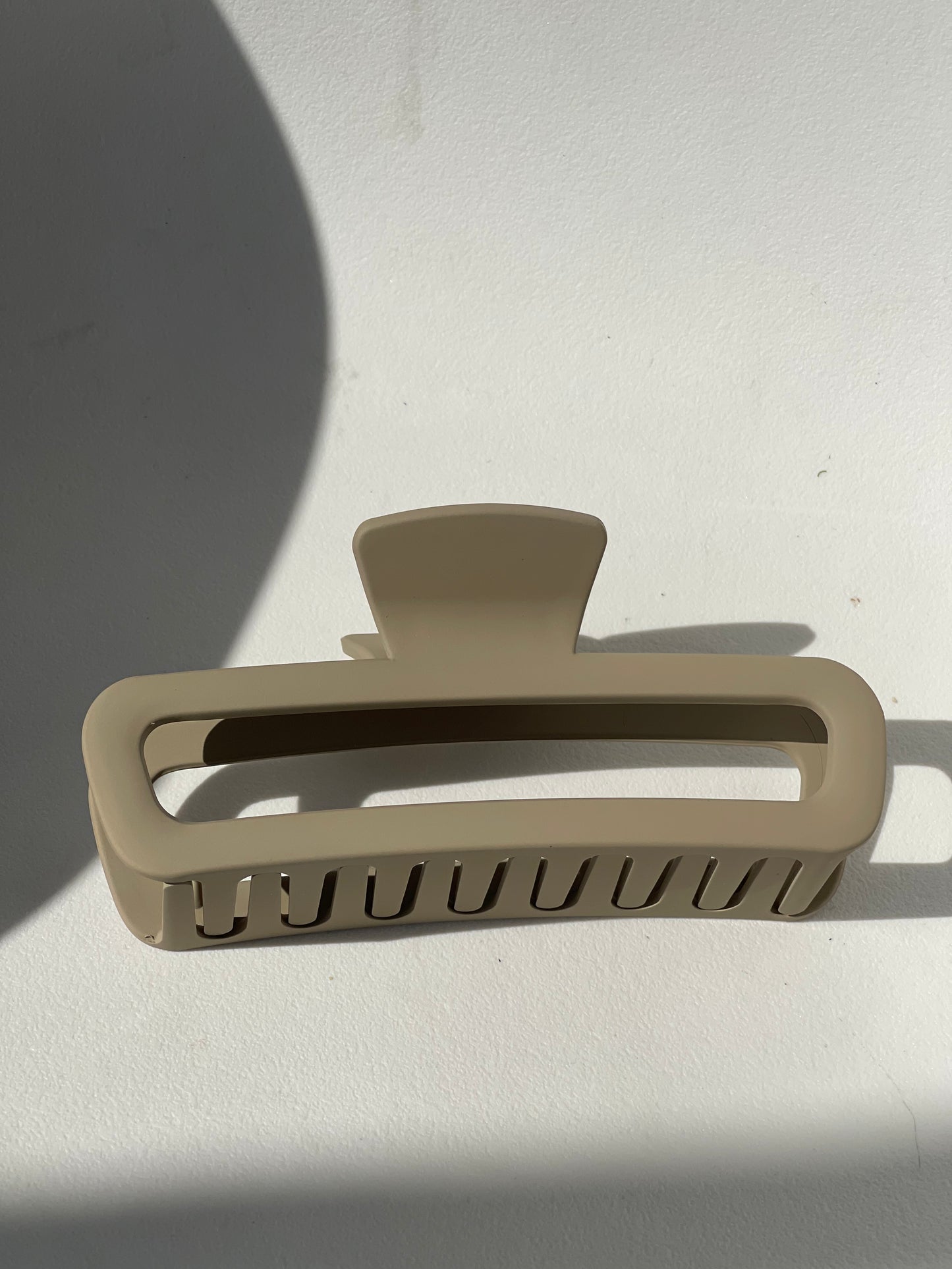 Margot Jumbo Modern Hallow Claw Clip In Taupe