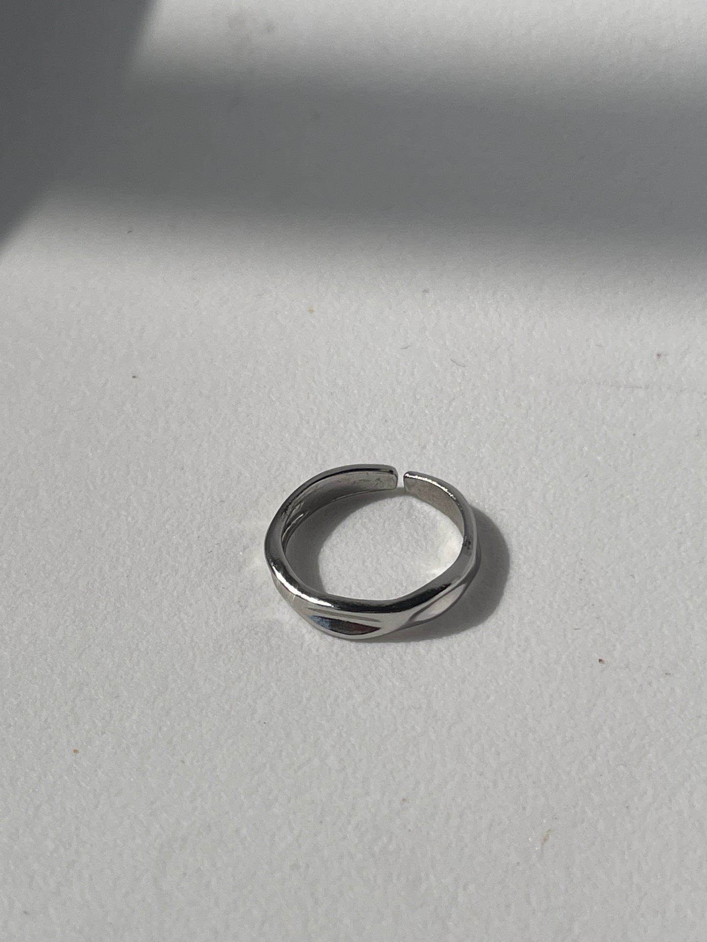 Ferris Ditch Single Band Ring In Silver