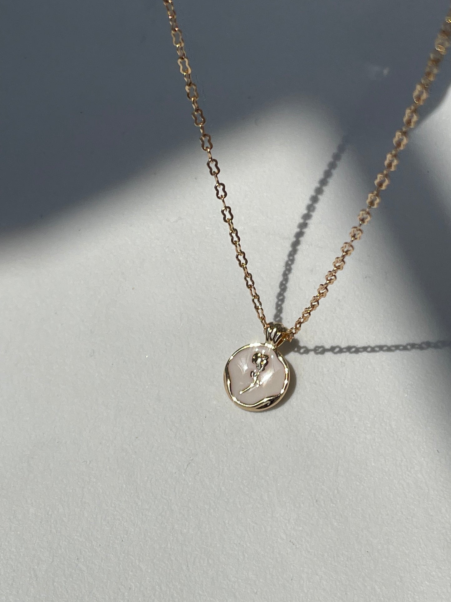 Claire Gold Rim Rose Disk Necklace In Ivory Gold