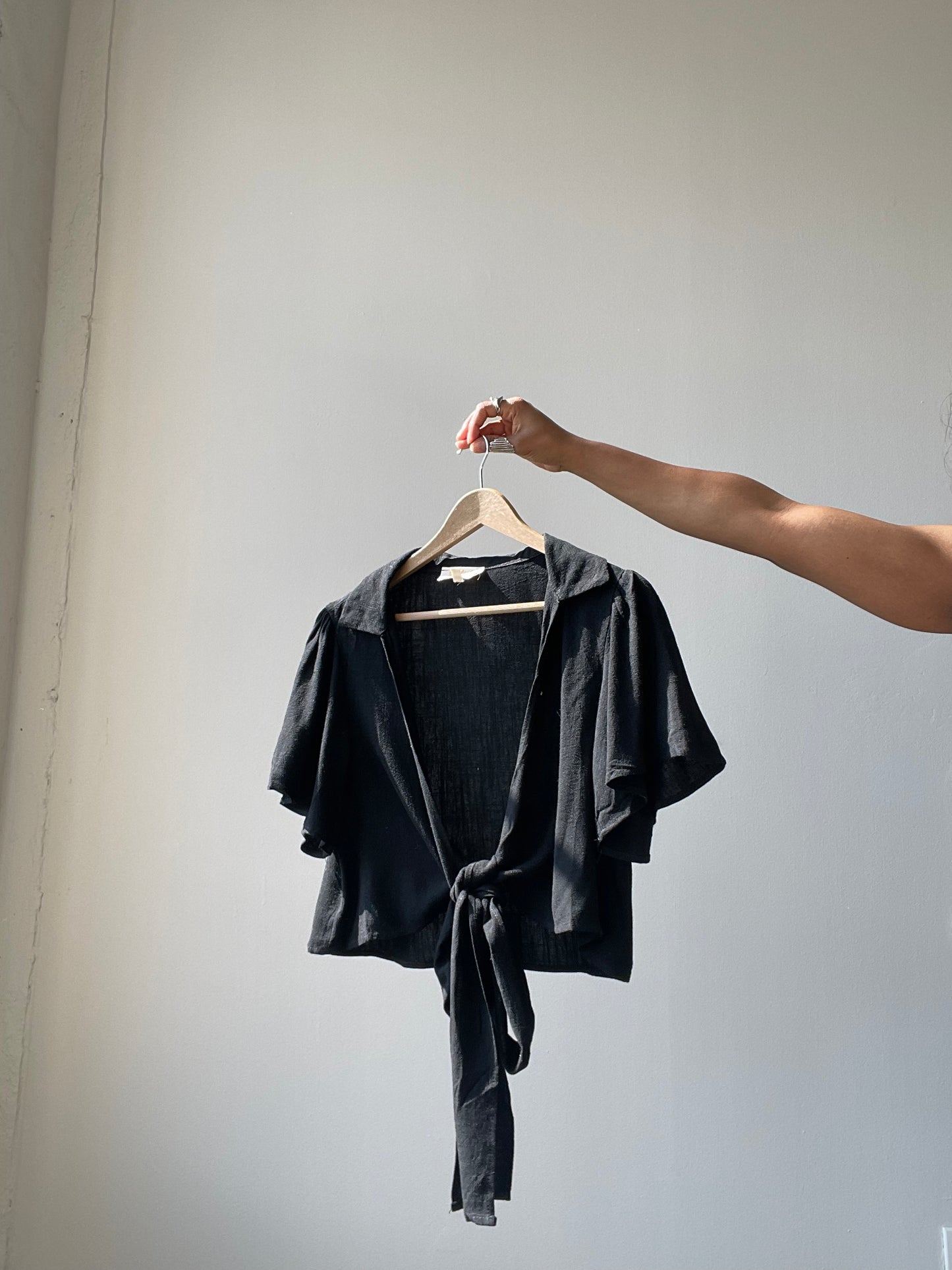 Lindsay Tie Linen Crop Top In Black