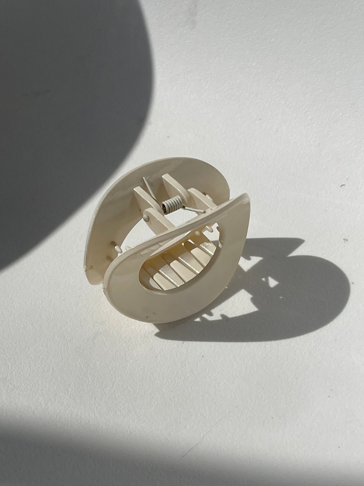 Sagan Geo Claw Clip In Gloss Ivory