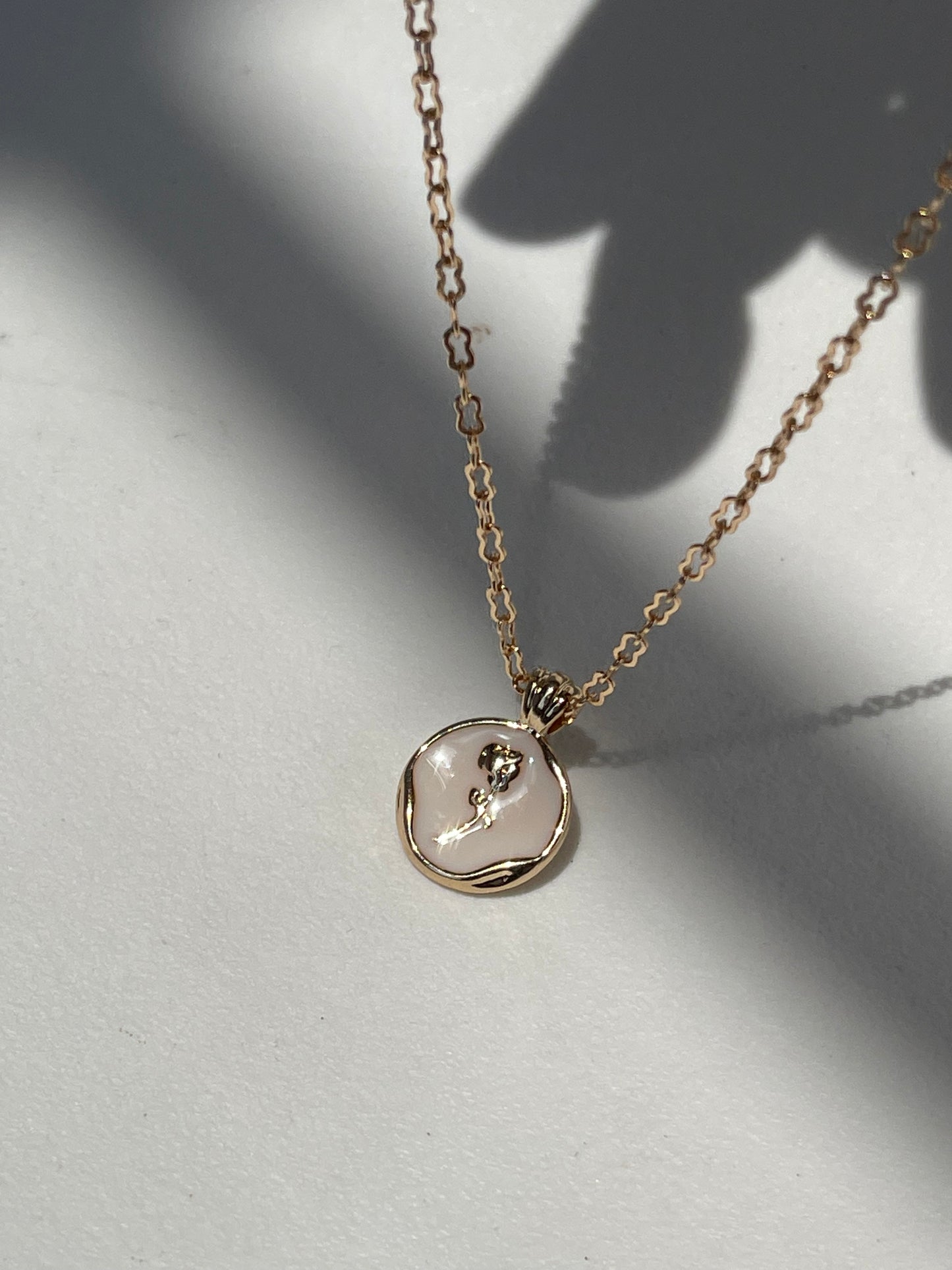 Claire Gold Rim Rose Disk Necklace In Ivory Gold