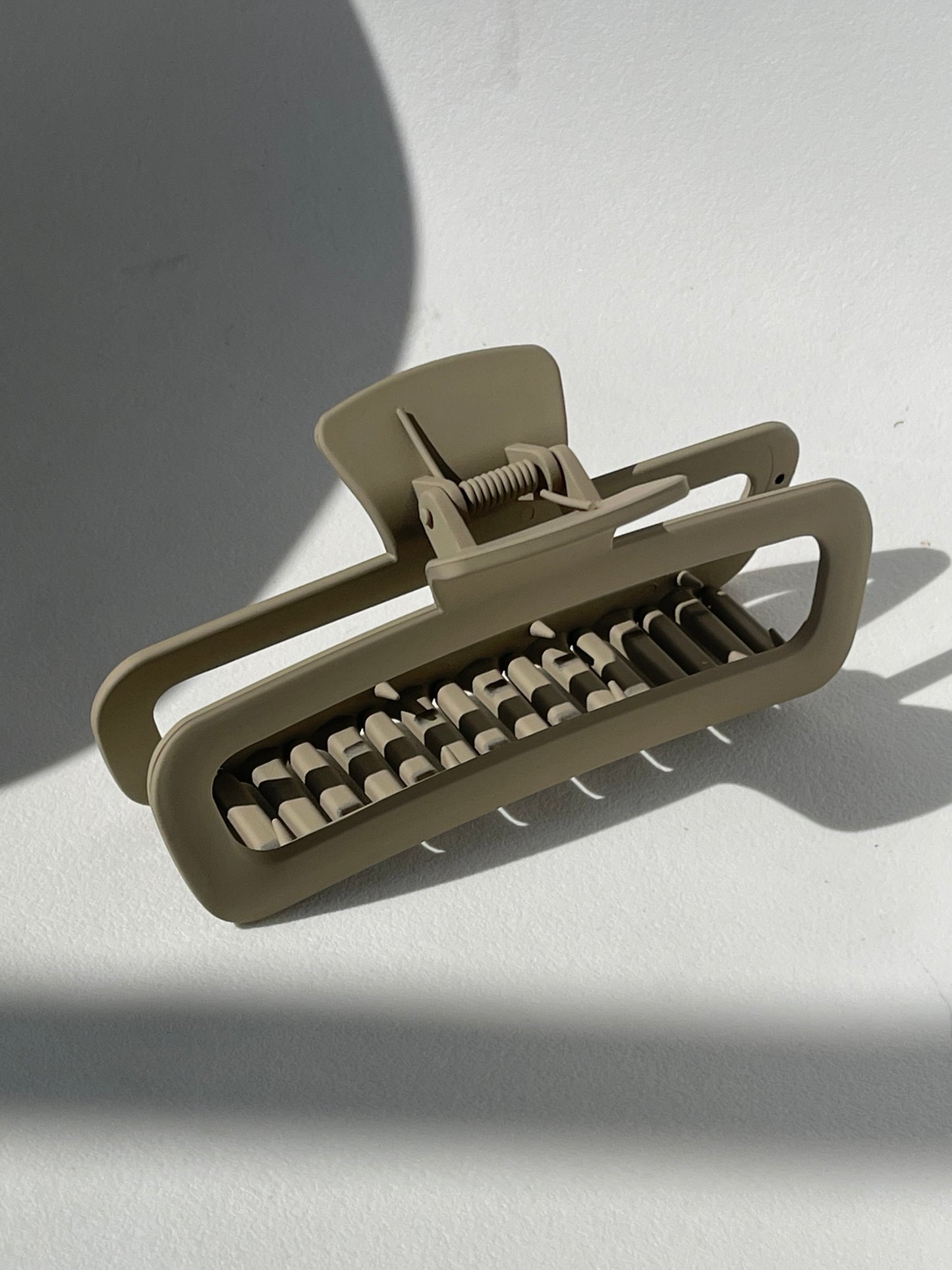Margot Jumbo Modern Hallow Claw Clip In Taupe