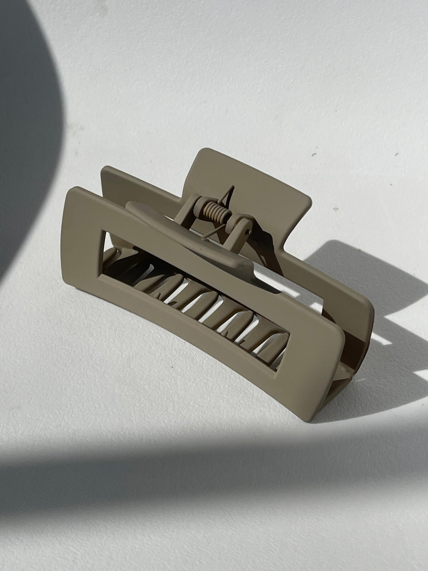 Sonia Modern Claw Clip In Taupe