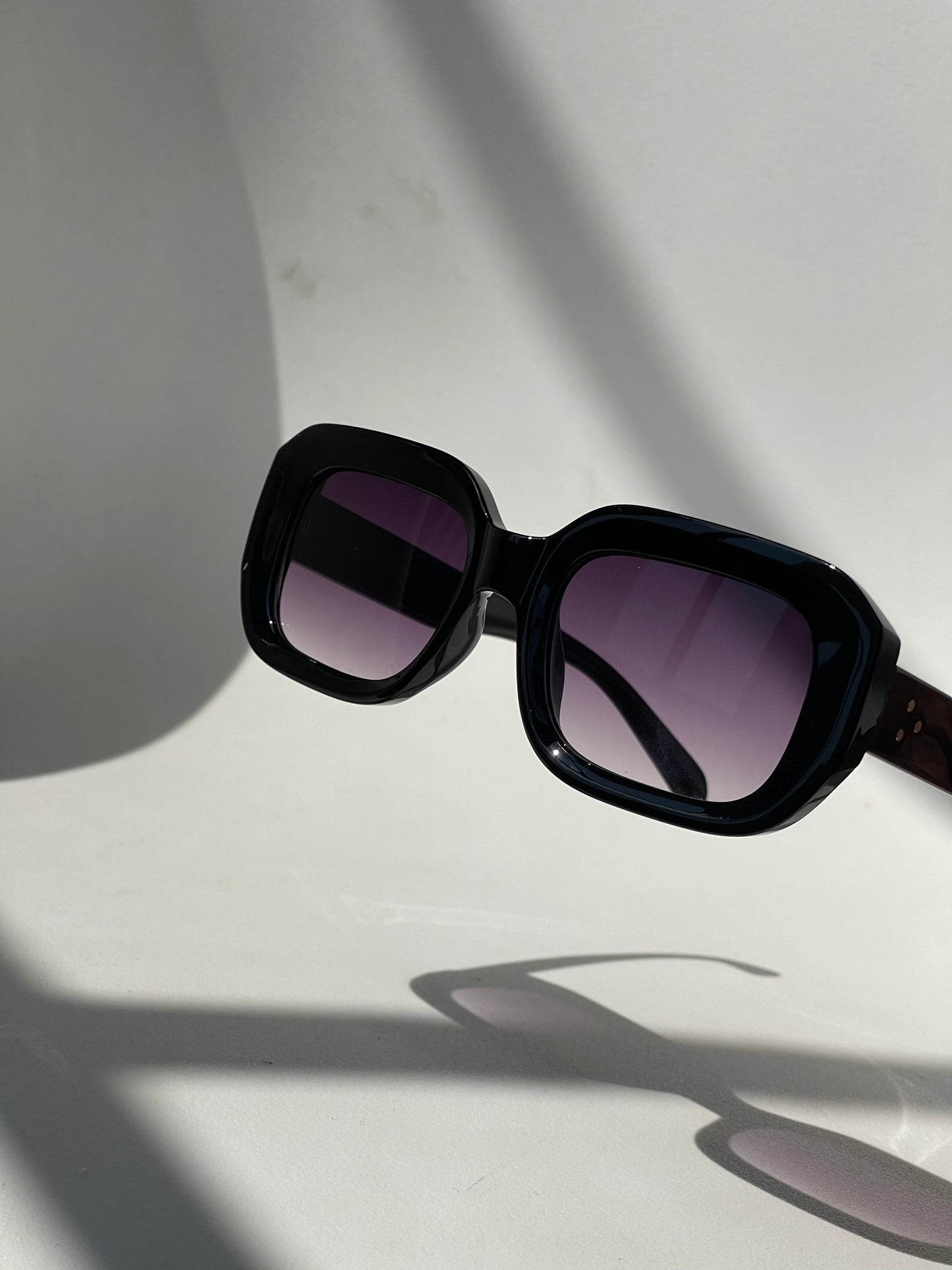 Angie Retro 70s Style Sunglasses In Hombre Black