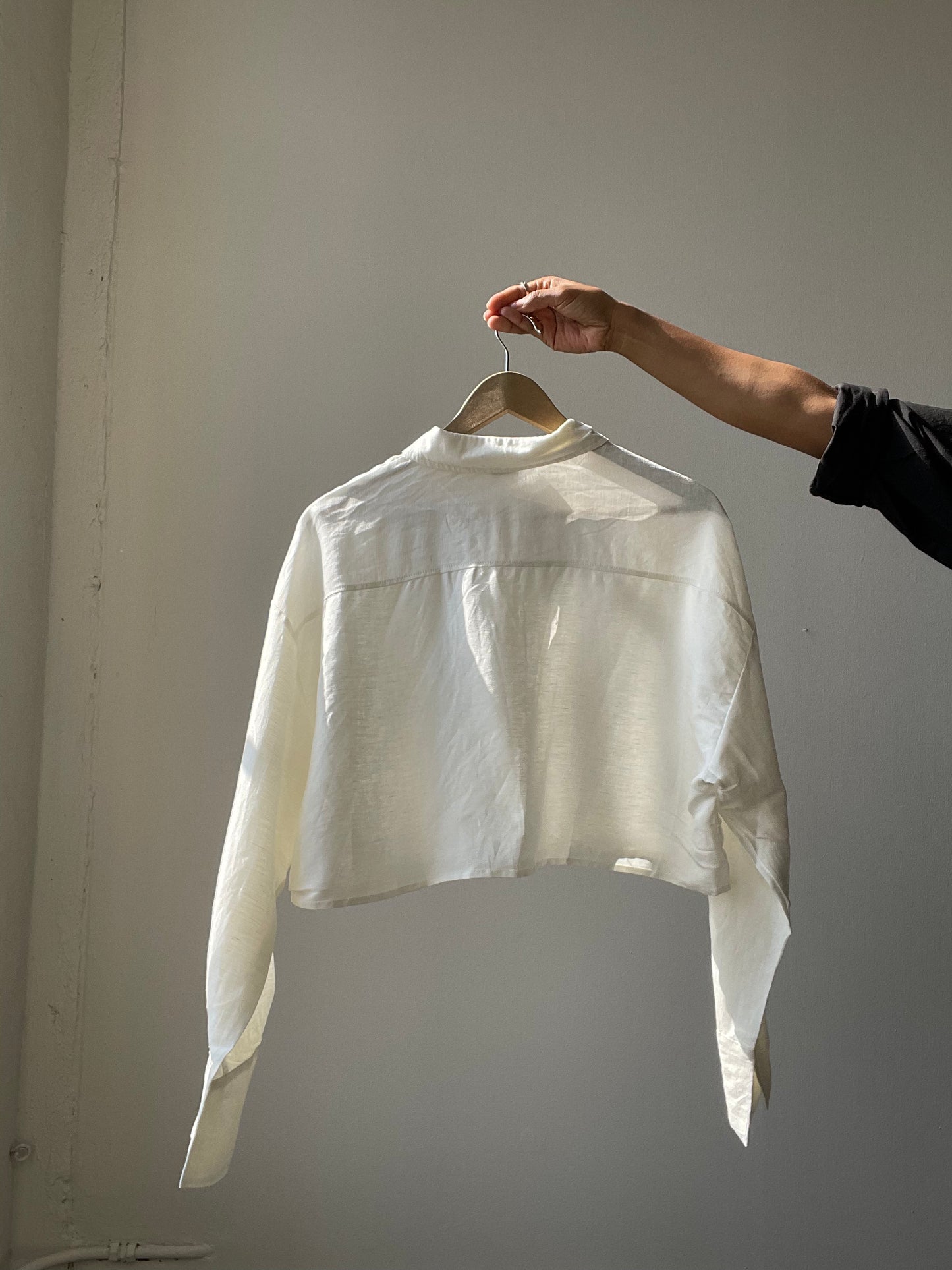 Charlotte Linen Long Sleeve Cropped Button Down Shirt In Ivory