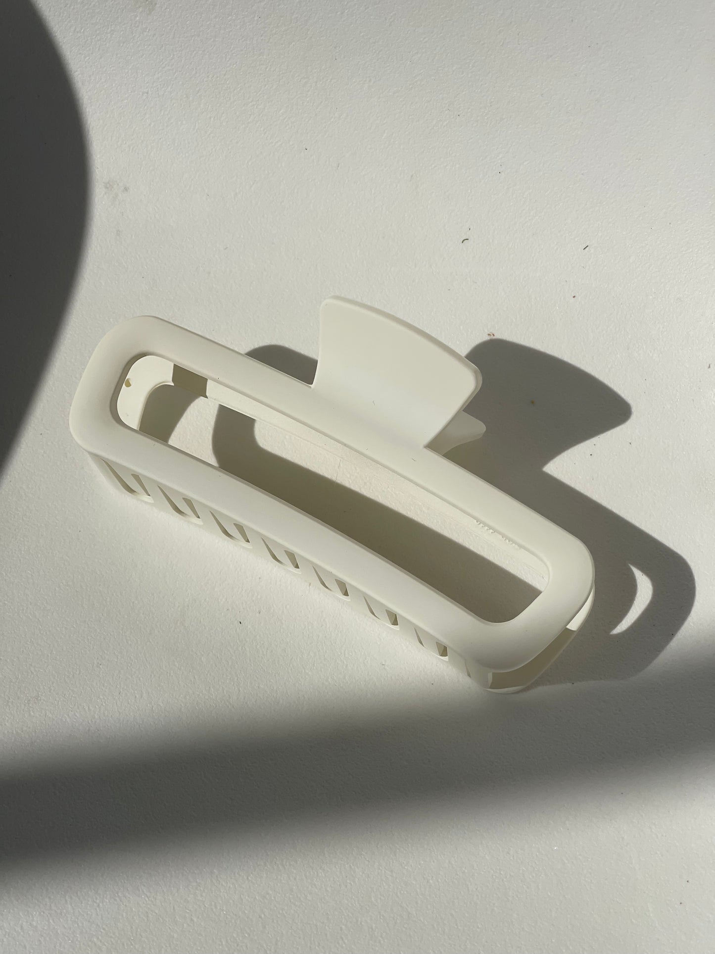 Margot Jumbo Modern Hallow Claw Clip In White