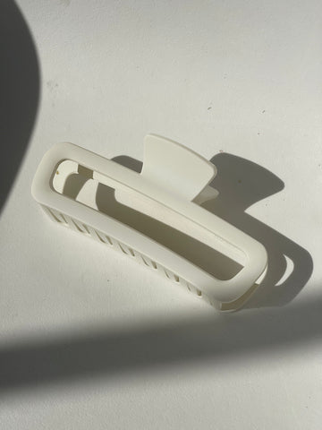 Margot Jumbo Modern Hallow Claw Clip In White