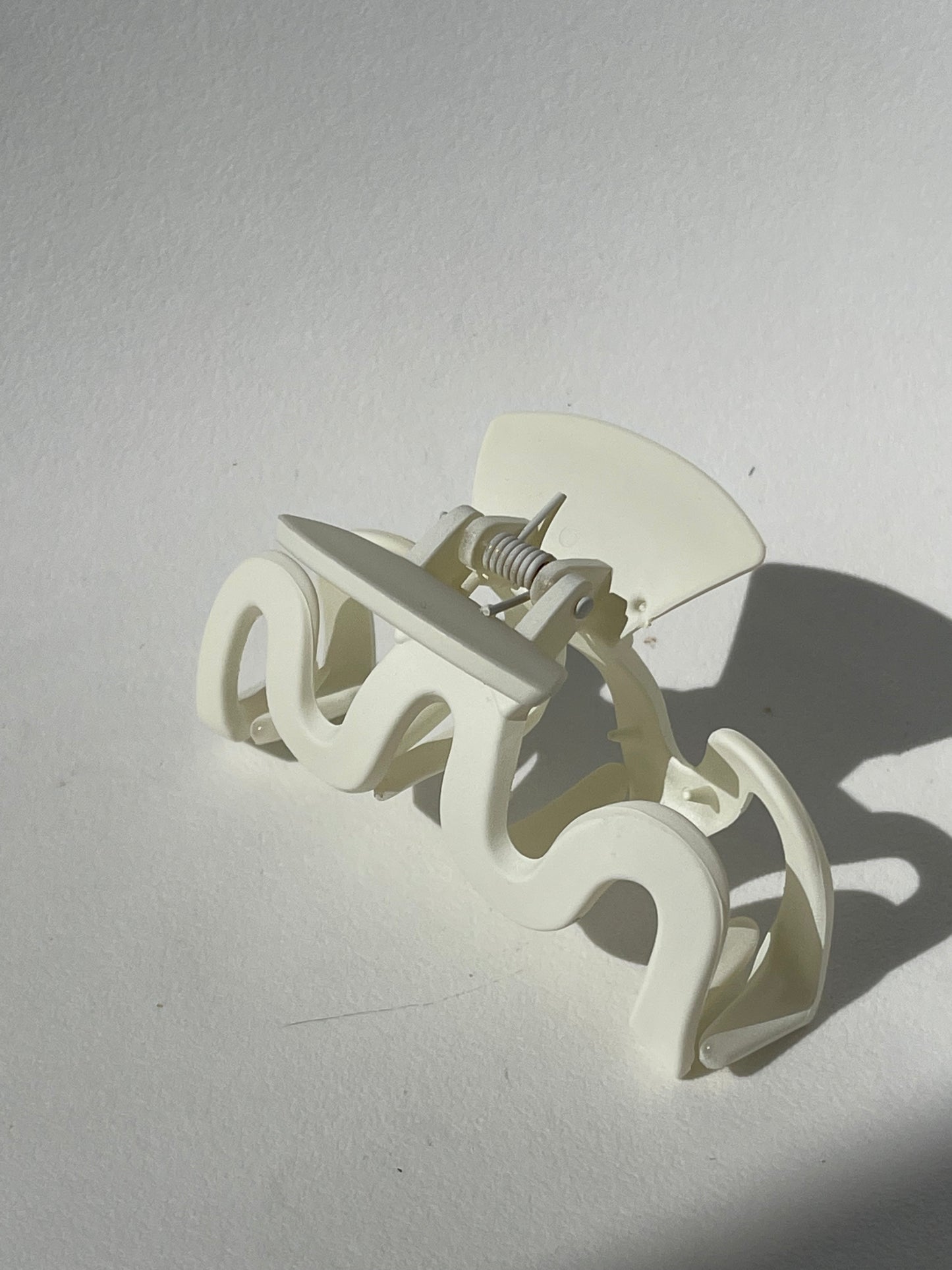 Wave Hair Claw Clip In White