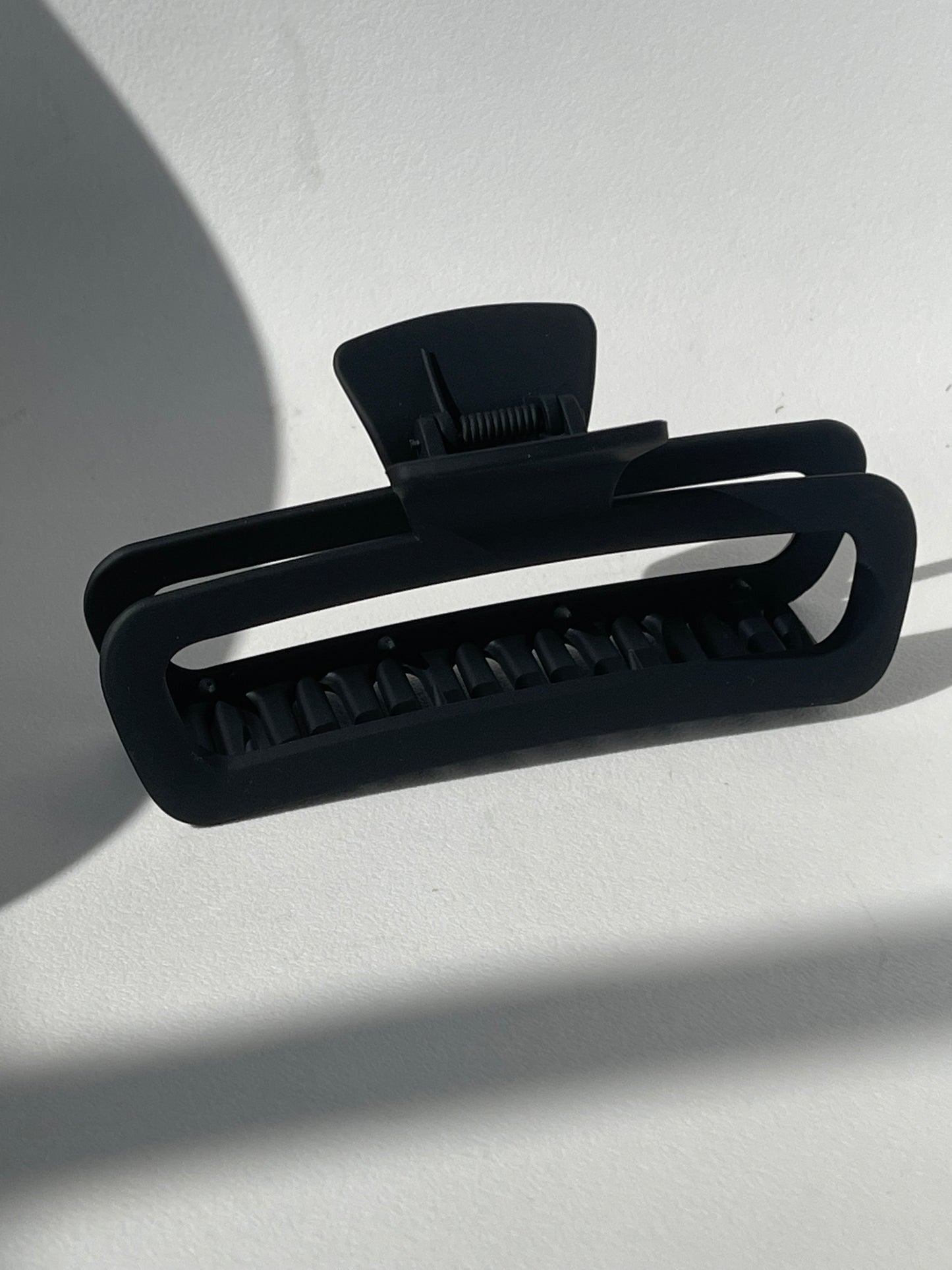 Margot Jumbo Modern Hallow Claw Clip In Black
