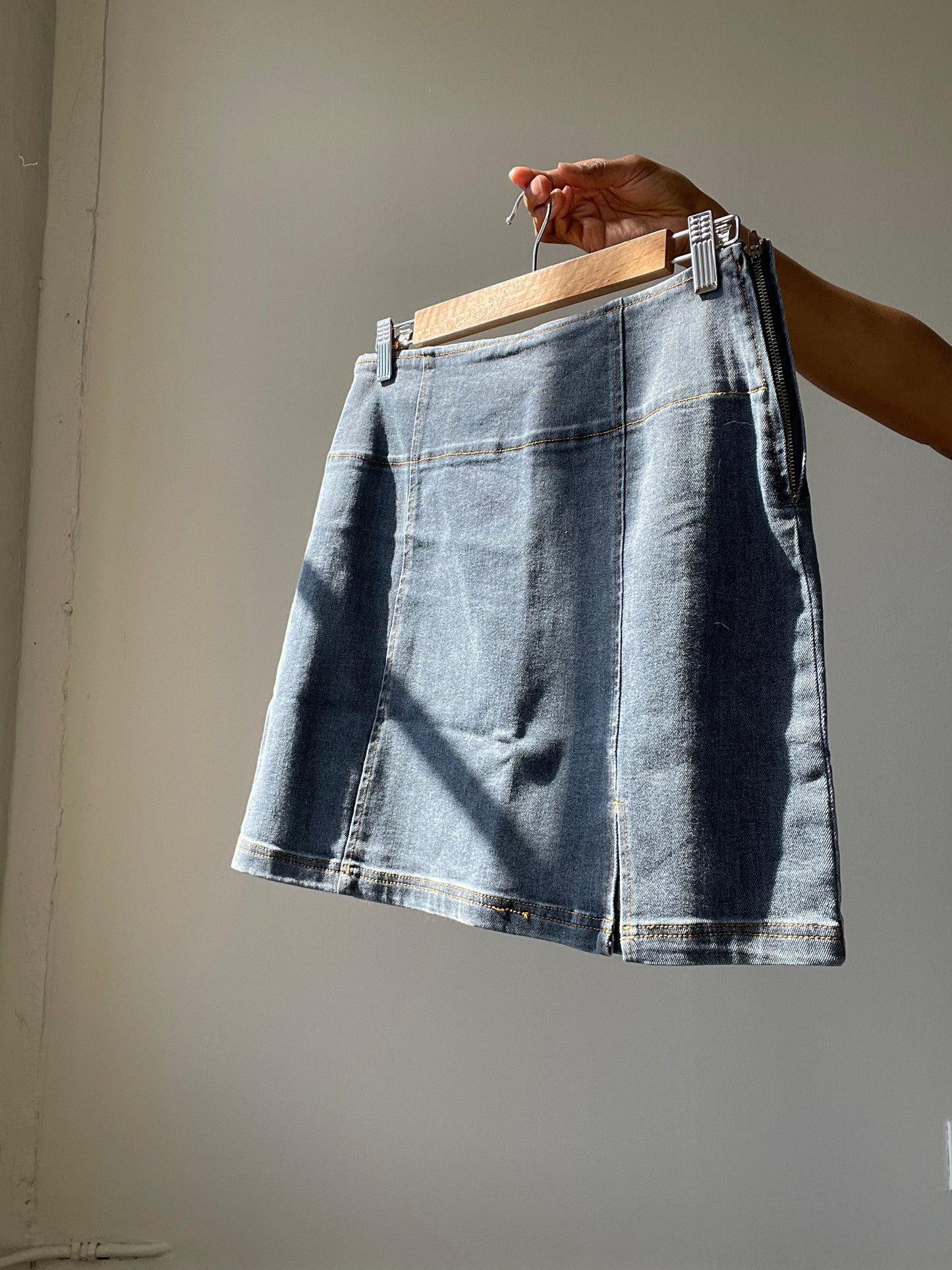 Allen 90s Style Front Slit Denim Mini Skirt In Indigo