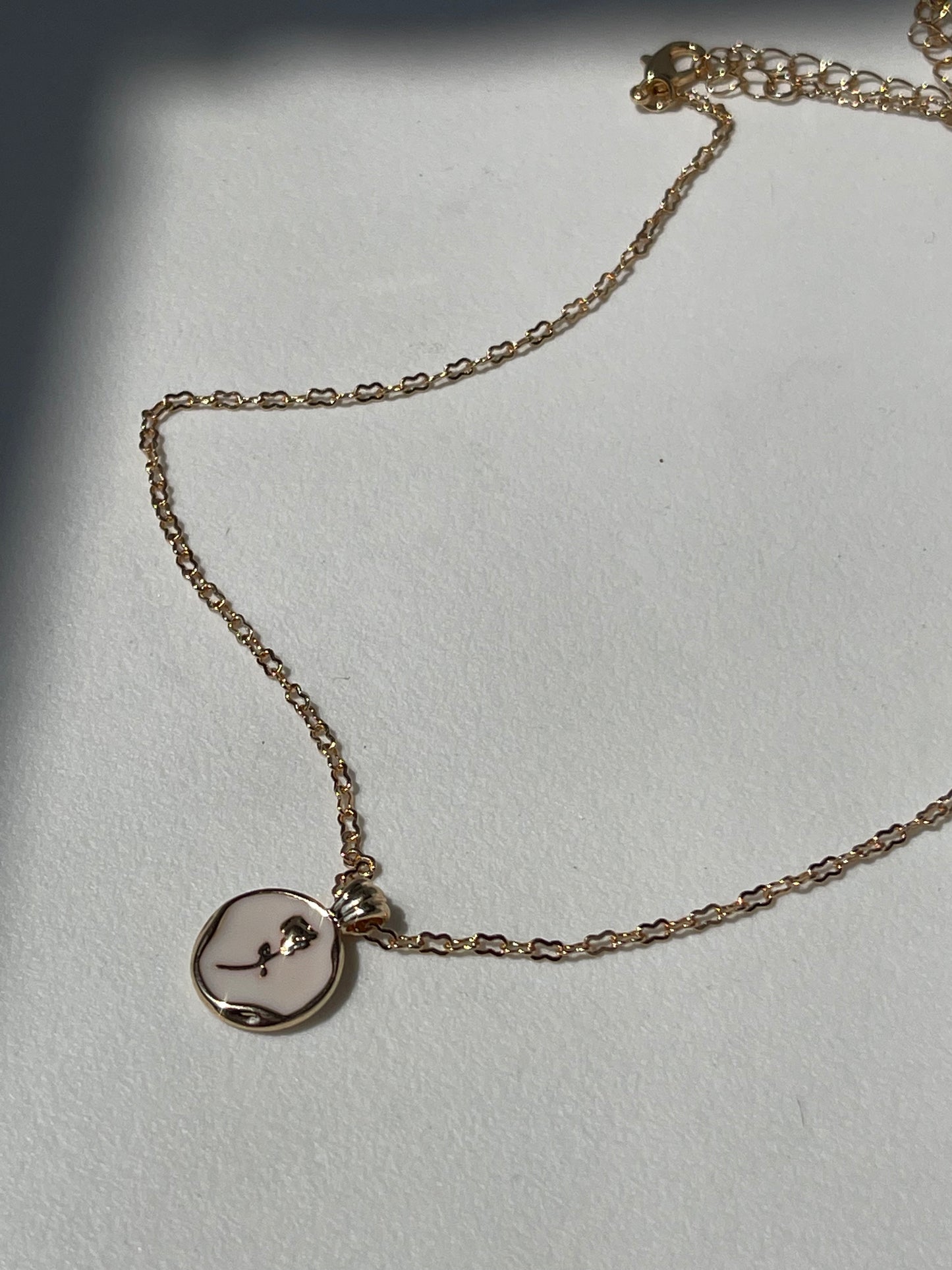 Claire Gold Rim Rose Disk Necklace In Ivory Gold