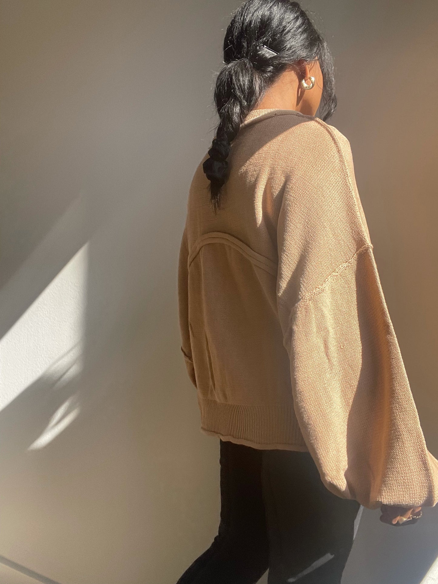 Charlie Cropped Single Pocket Sweater In Dust Taupe