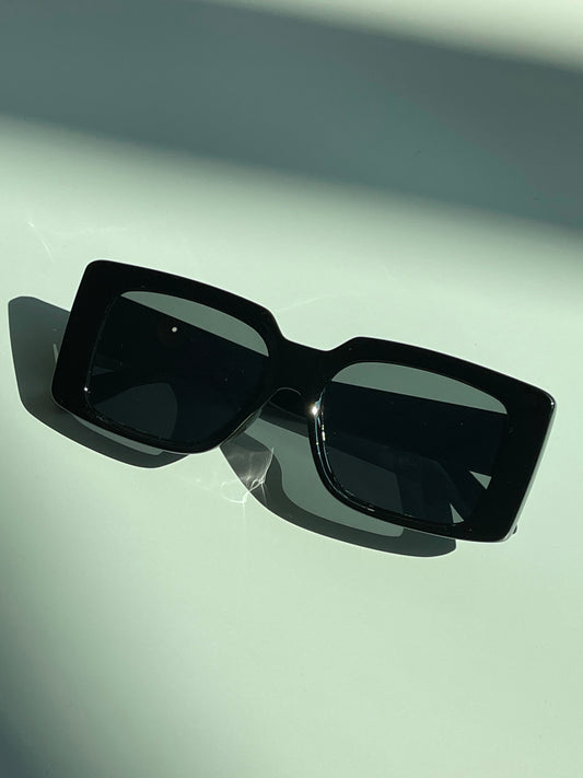 Tegan 70s Style Box Frame Sunglasses In Gloss Black