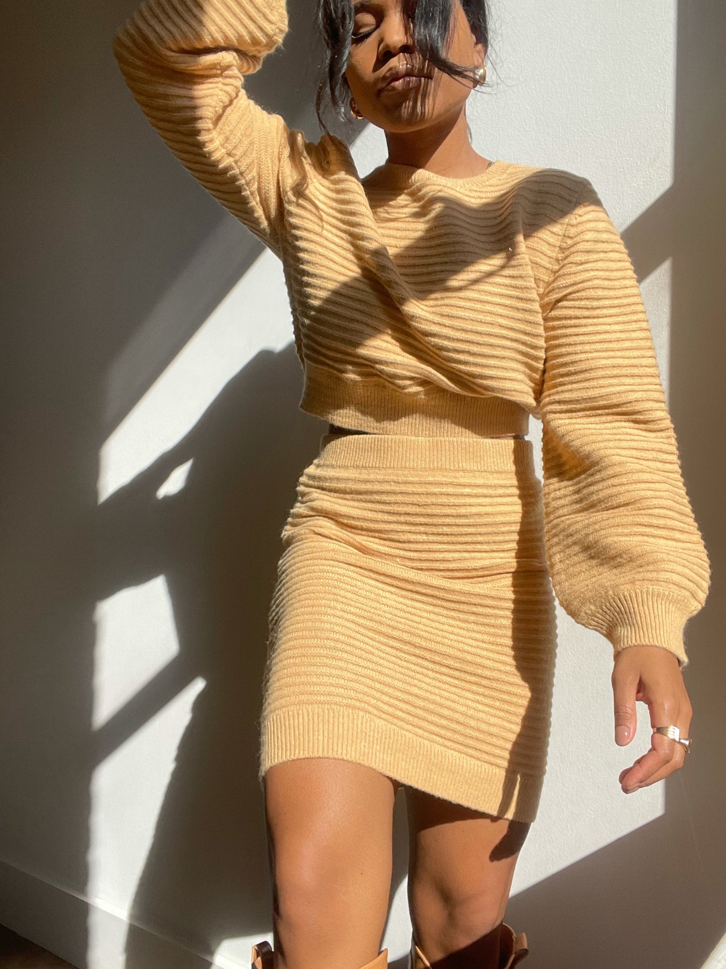 Tallulah Balloon Sleeve Cropped Sweater In Tan