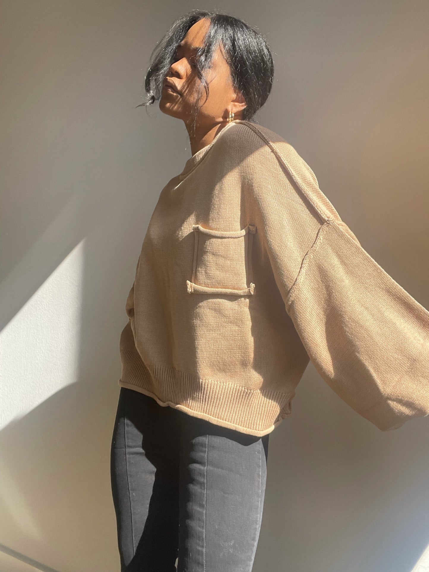 Charlie Cropped Single Pocket Sweater In Dust Taupe