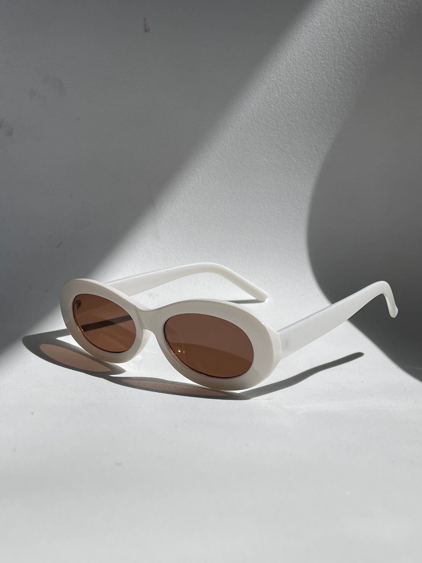Sabrina Retro Oval Sunglasses In White