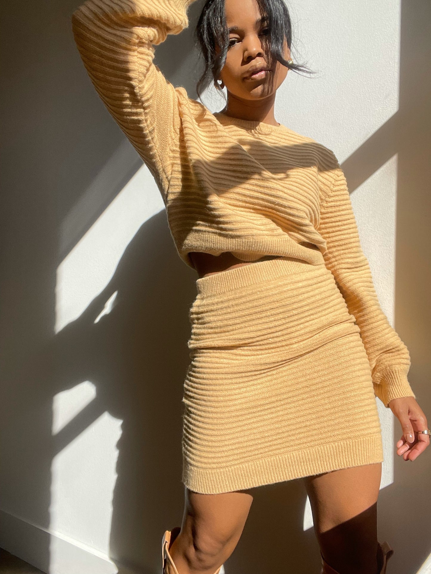 Tallulah Balloon Sleeve Cropped Sweater In Tan