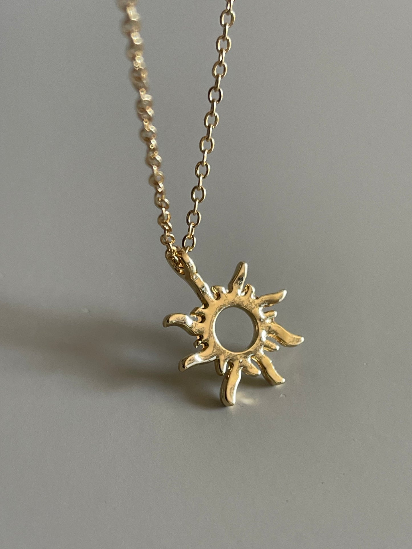 Sun Flame Cram Necklace In Gold