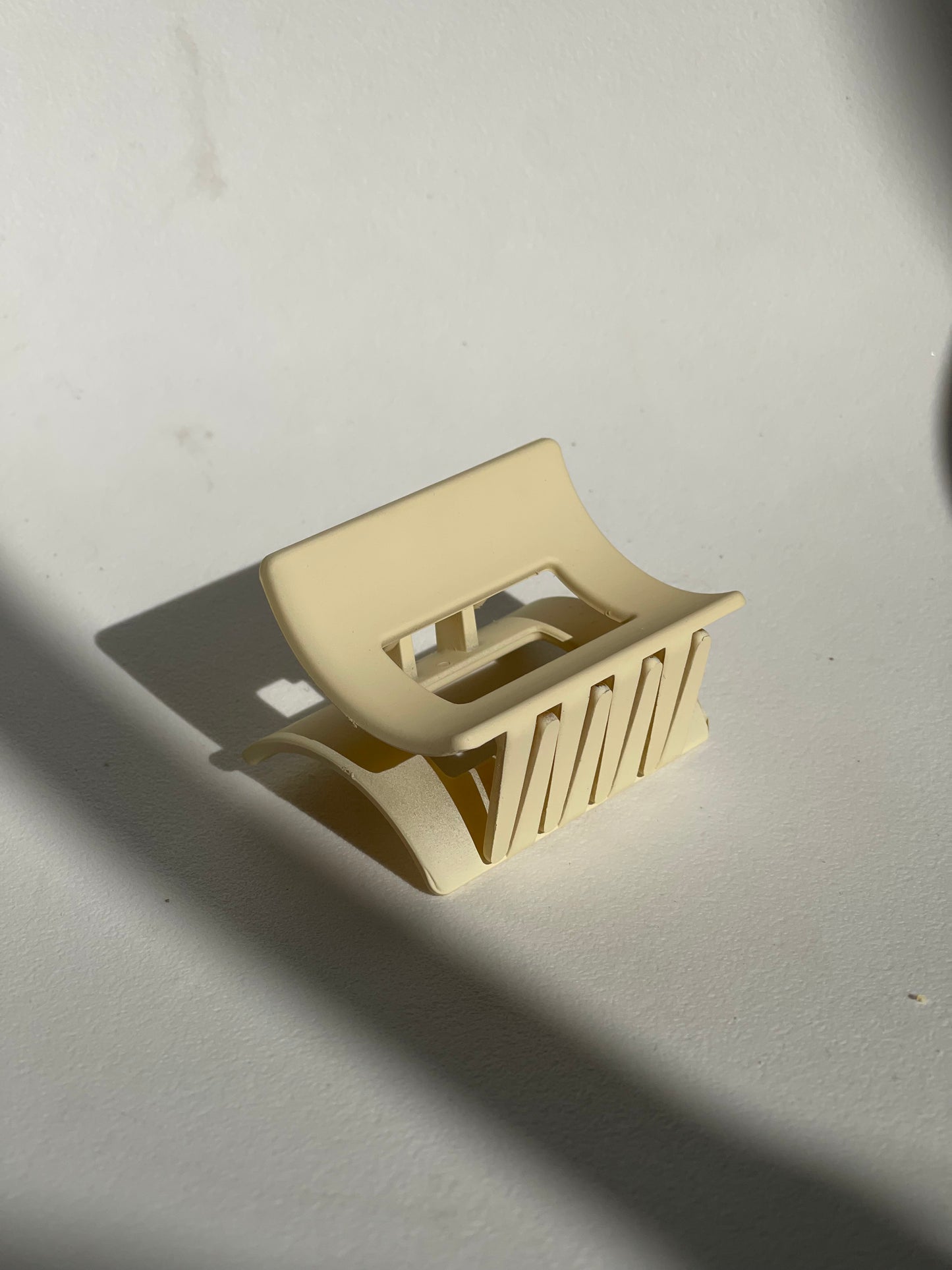 Murphy Mid Size Square Claw Clip In Cream