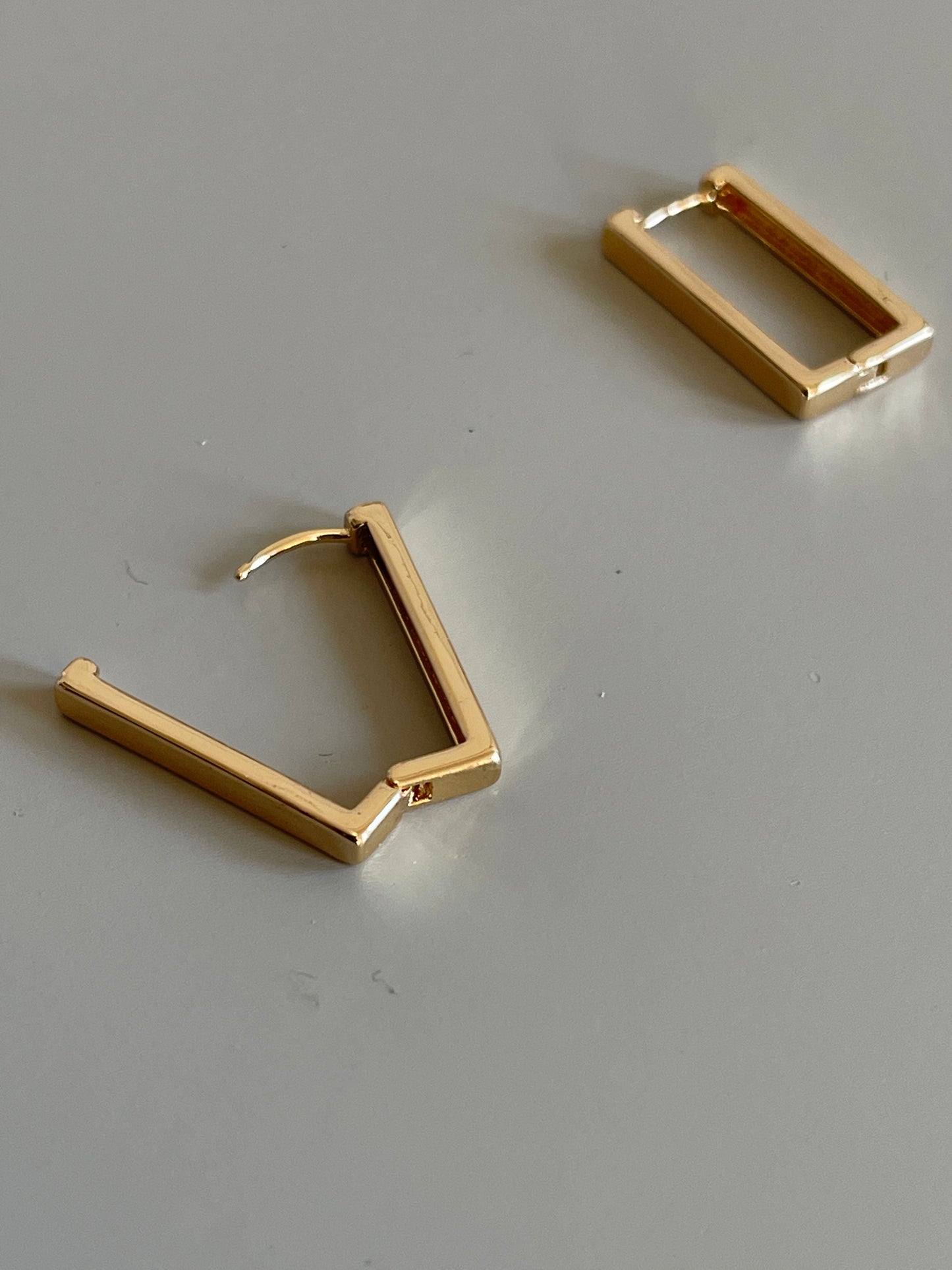 Vivian Edge Rectangular Earring In Gold