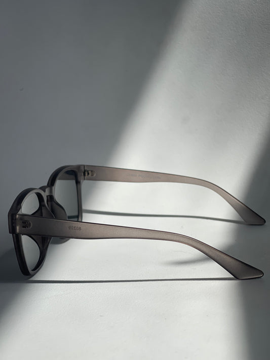 Darcy Classic Square Sunglasses In Grey