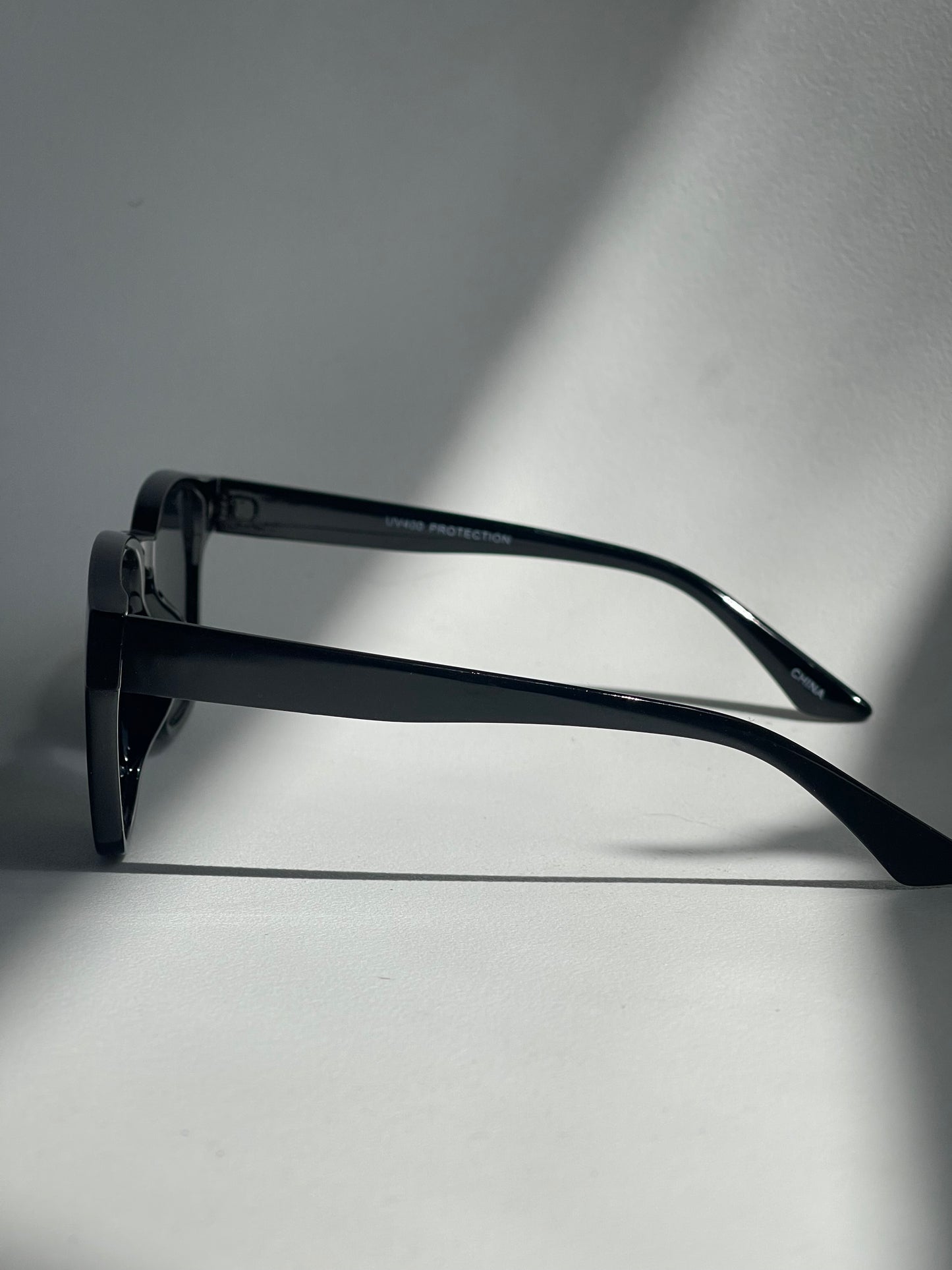Darcy Classic Square Sunglasses In Black