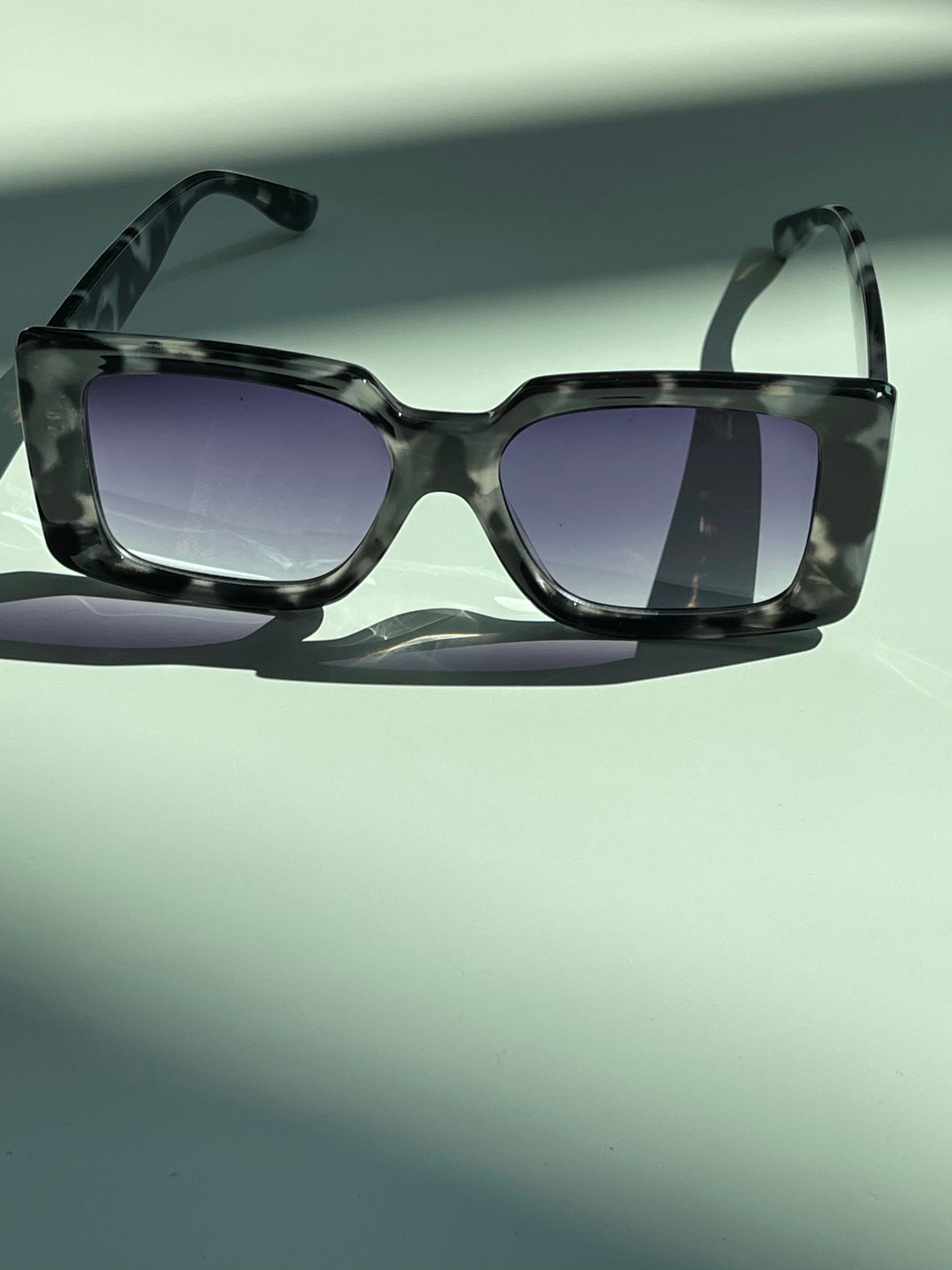 Tegan 70s Style Box Frame Sunglasses In White Tortoise
