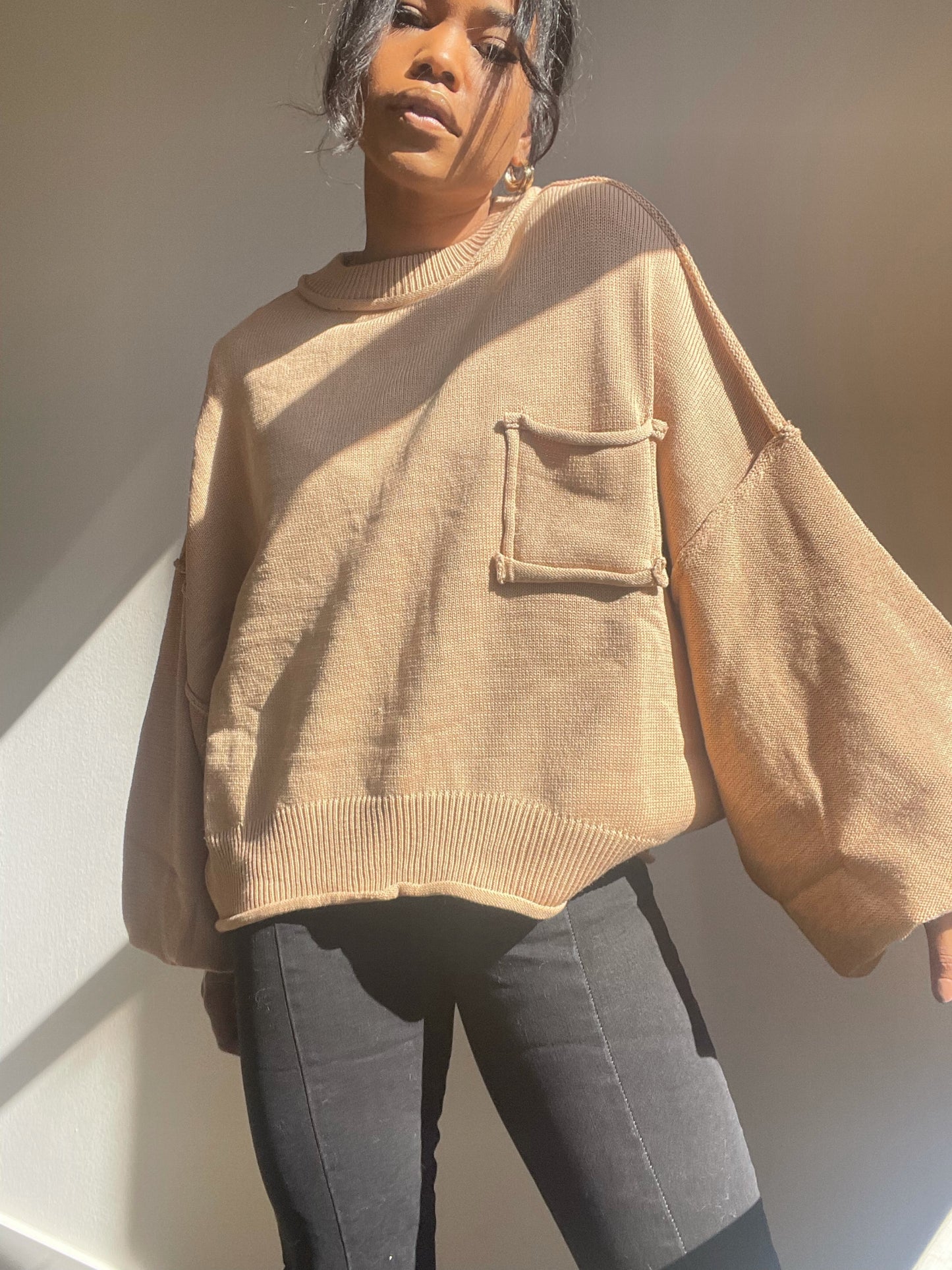 Charlie Cropped Single Pocket Sweater In Dust Taupe