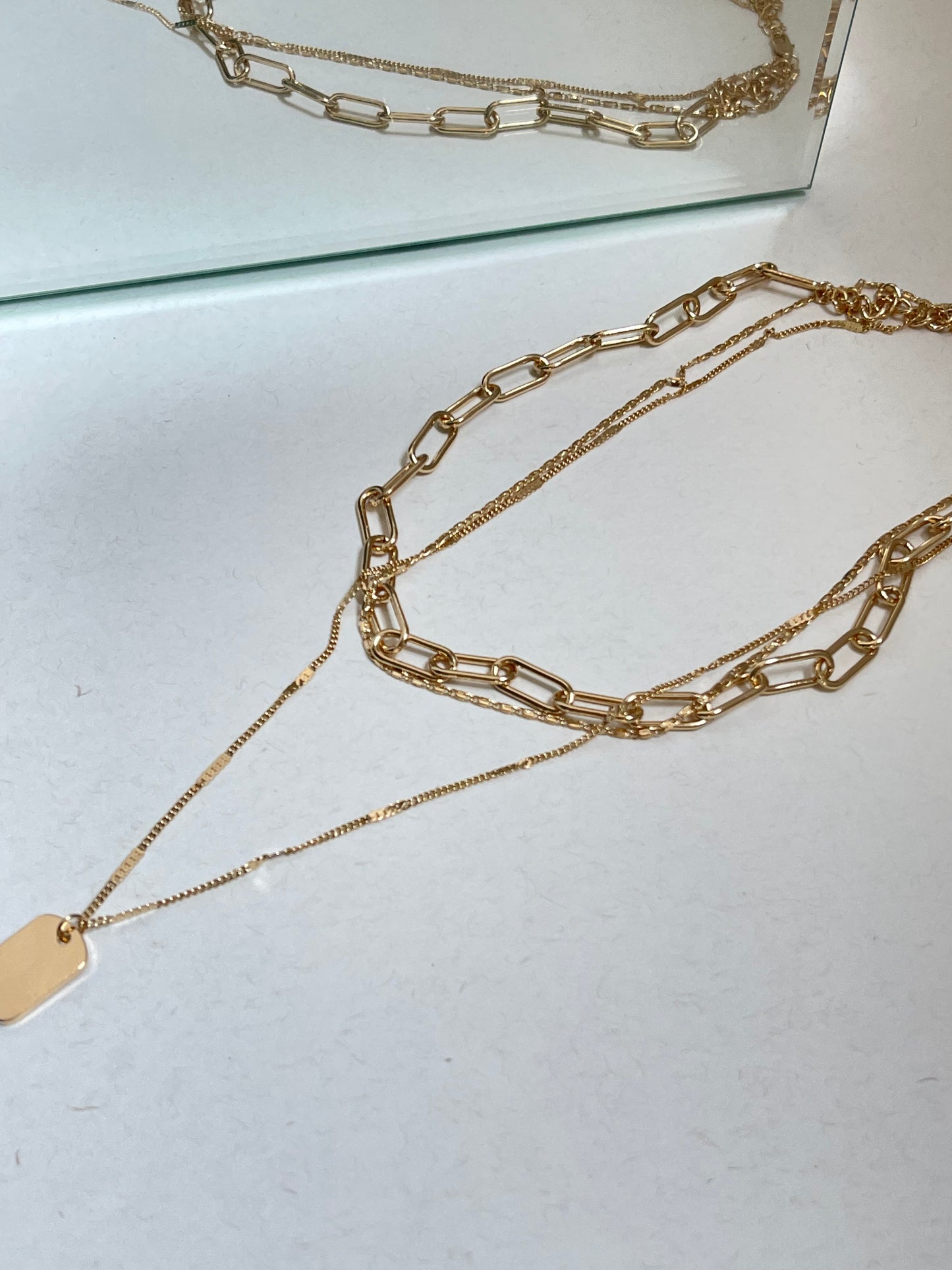Donna Tri Layered Tag Drop Chain Necklace In Gold