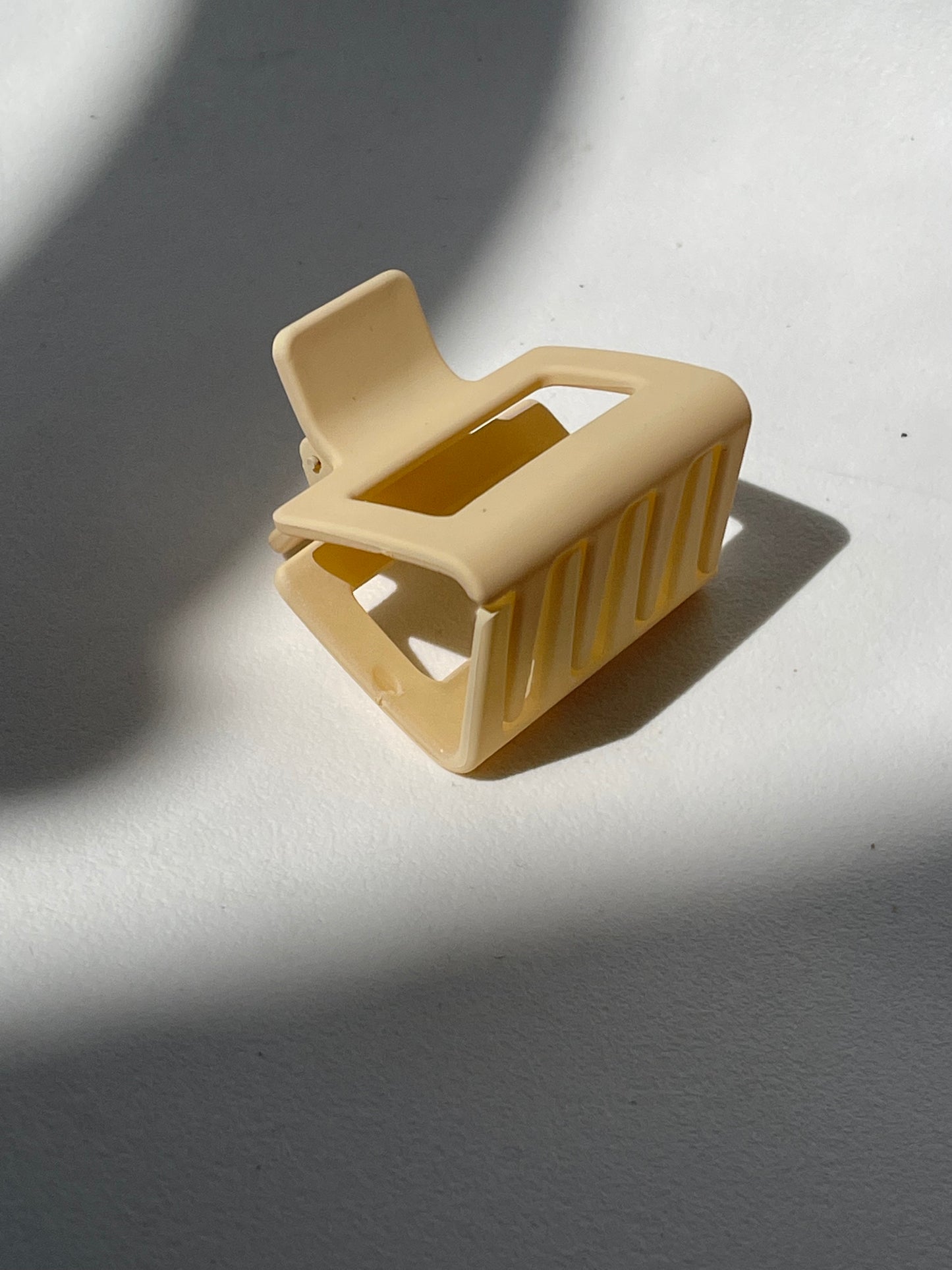 Merideth Mid Size Square Matte Claw Clip In Peach