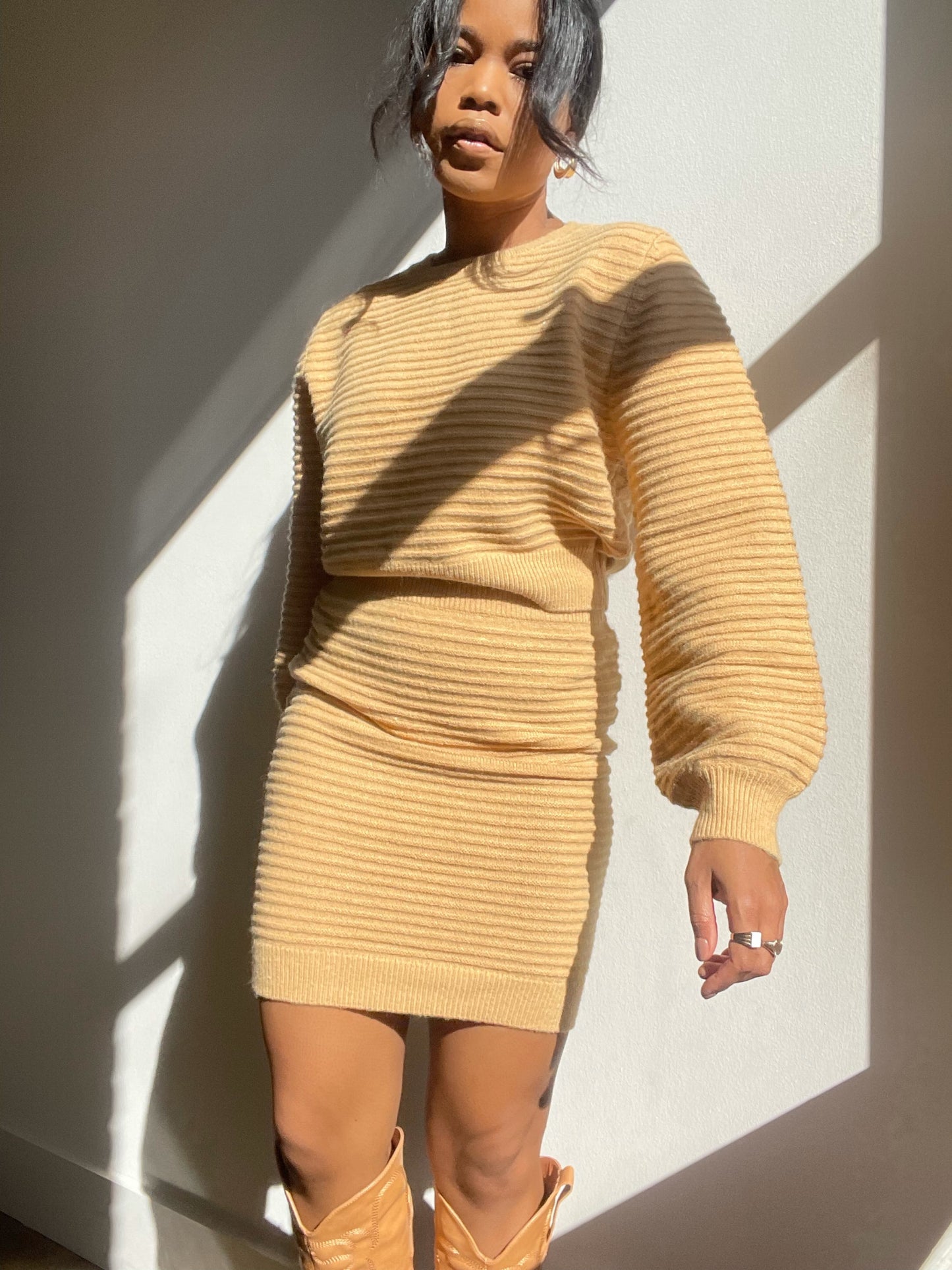 Tallulah Balloon Sleeve Cropped Sweater In Tan
