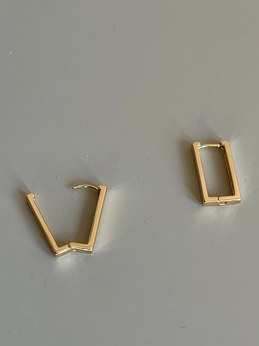 Vivian Edge Rectangular Earring In Gold