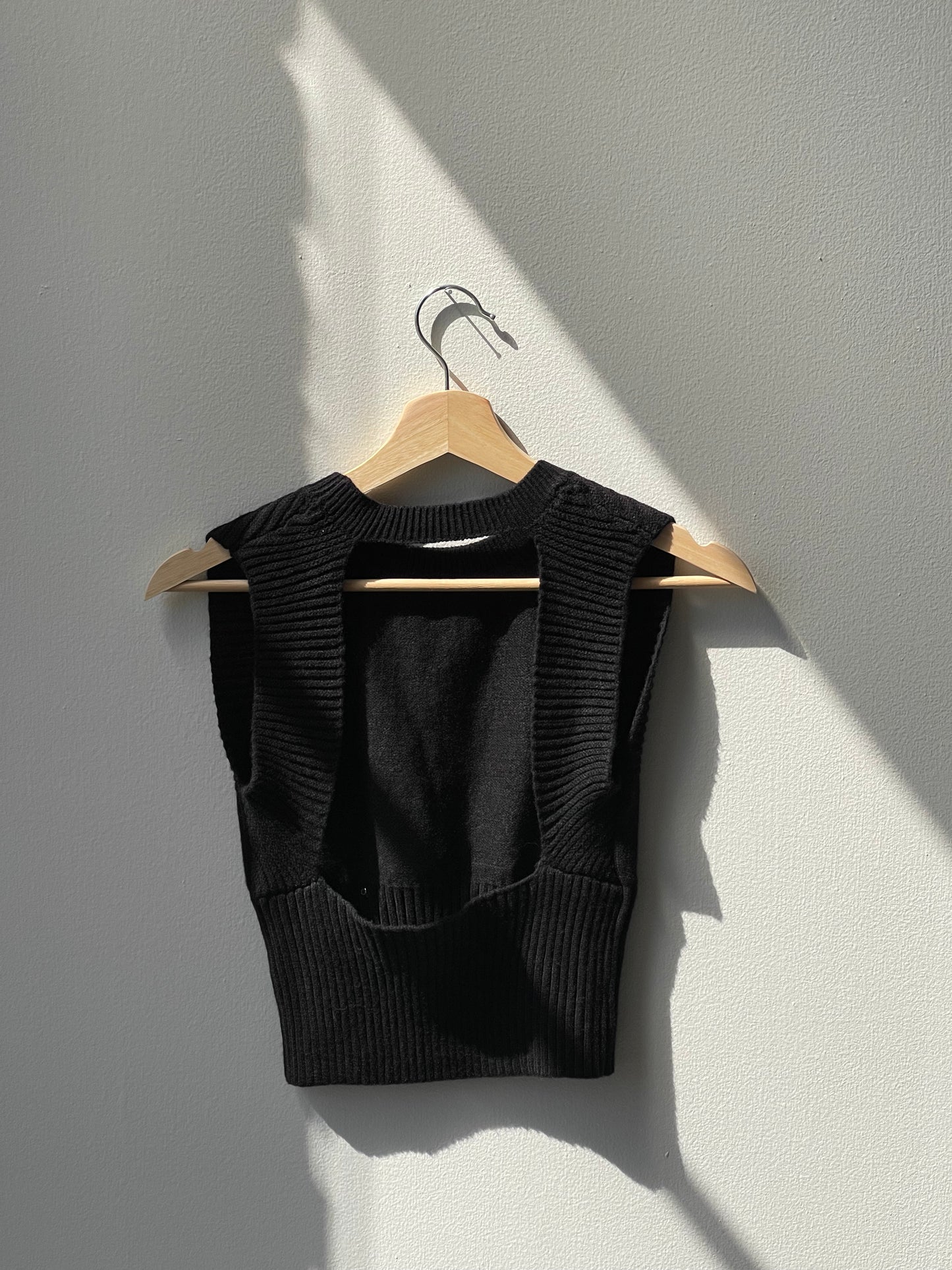 Chelsea Open Back Cropped Sweater Vest In Black