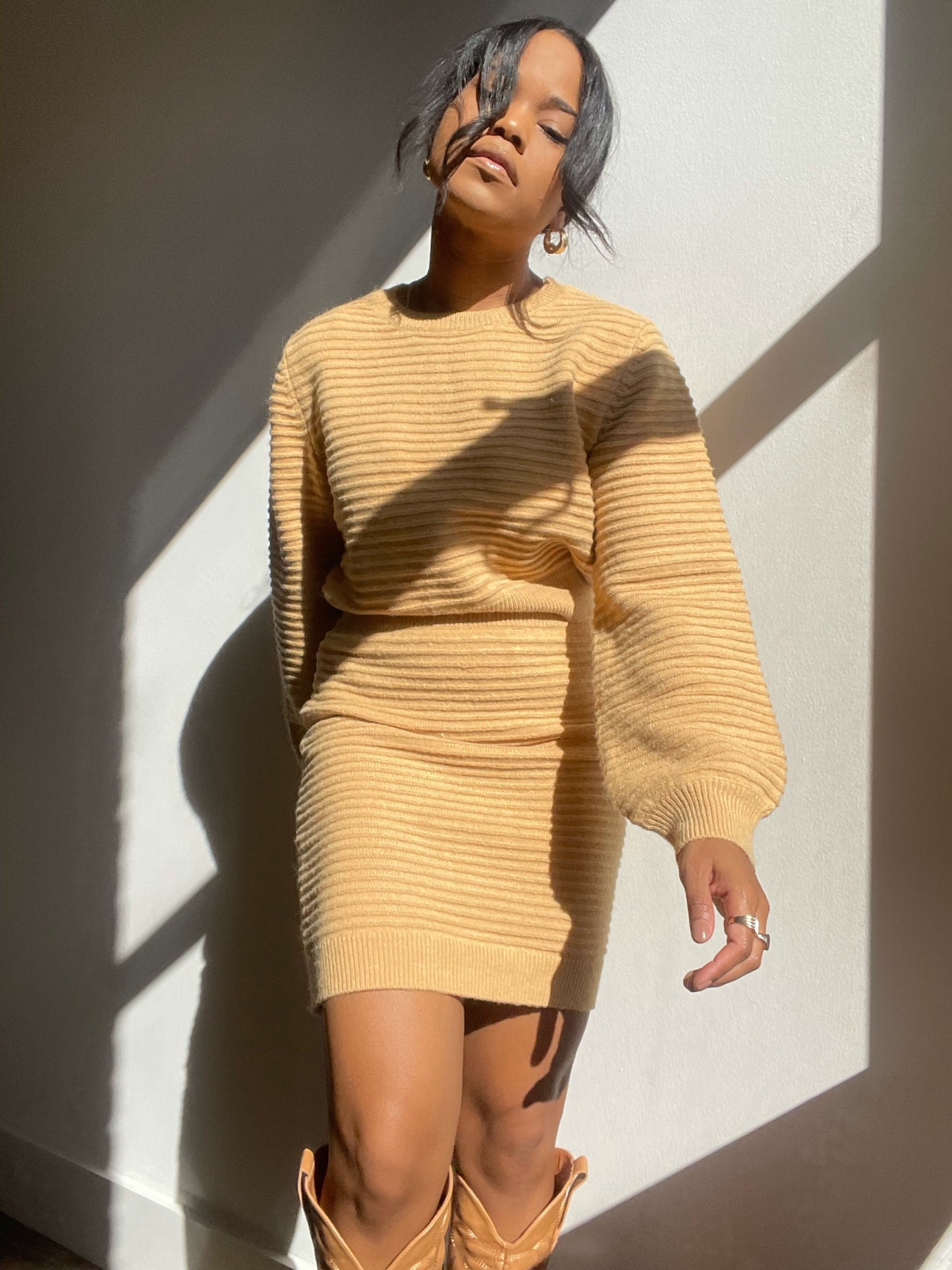 Tallulah Balloon Sleeve Cropped Sweater In Tan