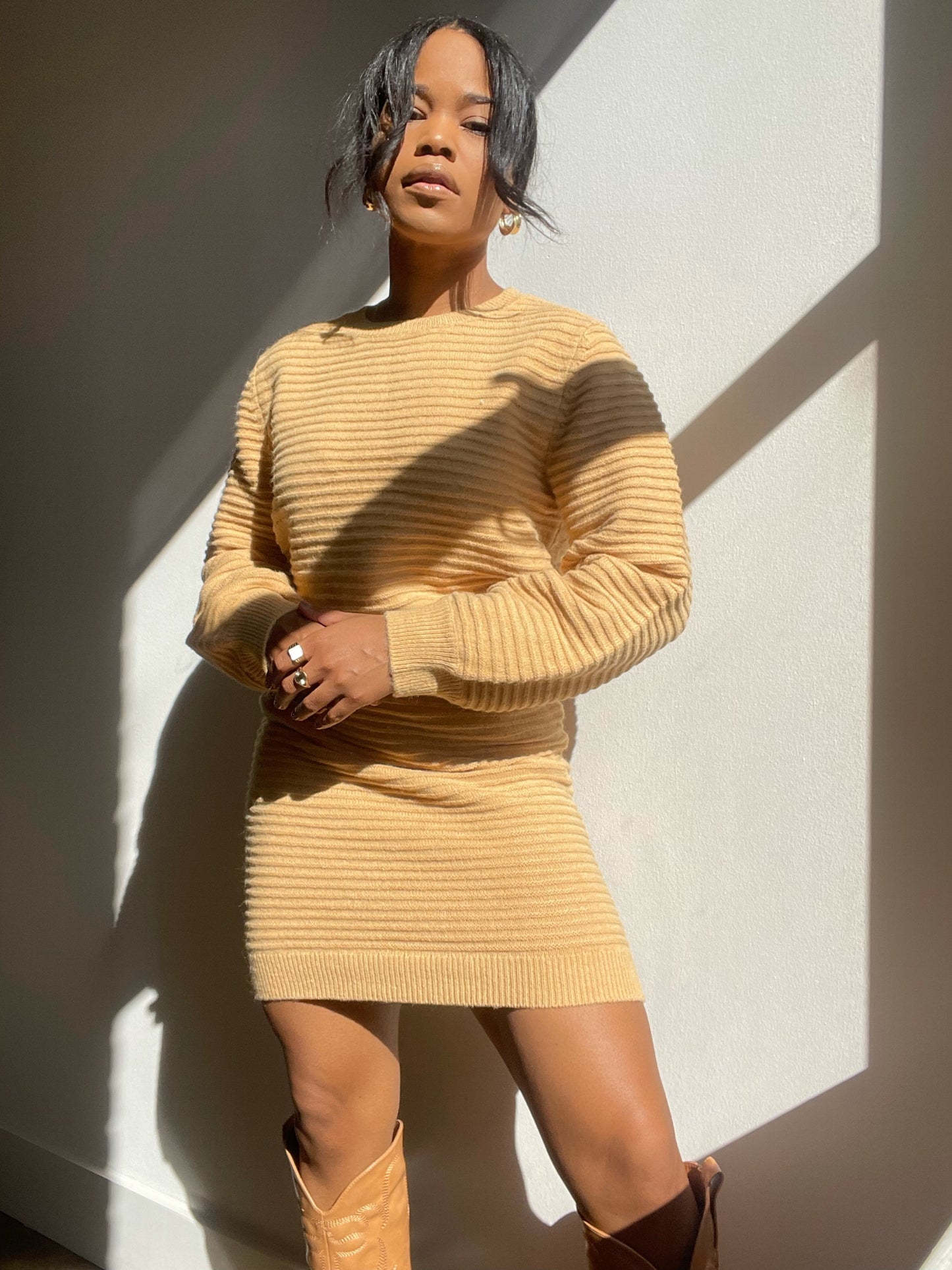 Tallulah Balloon Sleeve Cropped Sweater In Tan