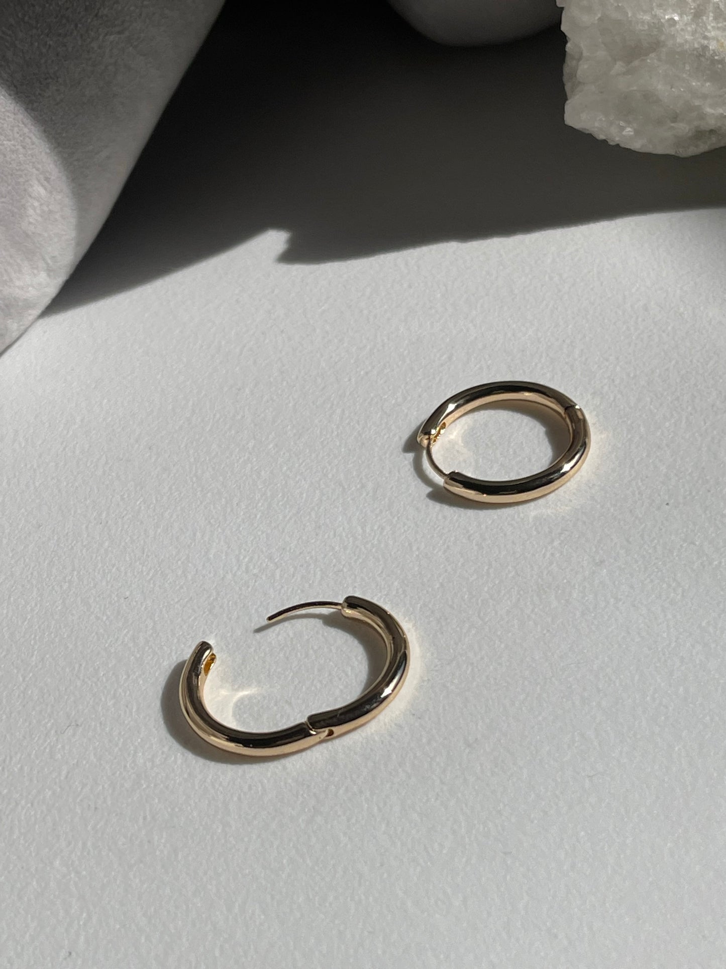 Classic Mid Skinny Hug Hoop Earring In Gold