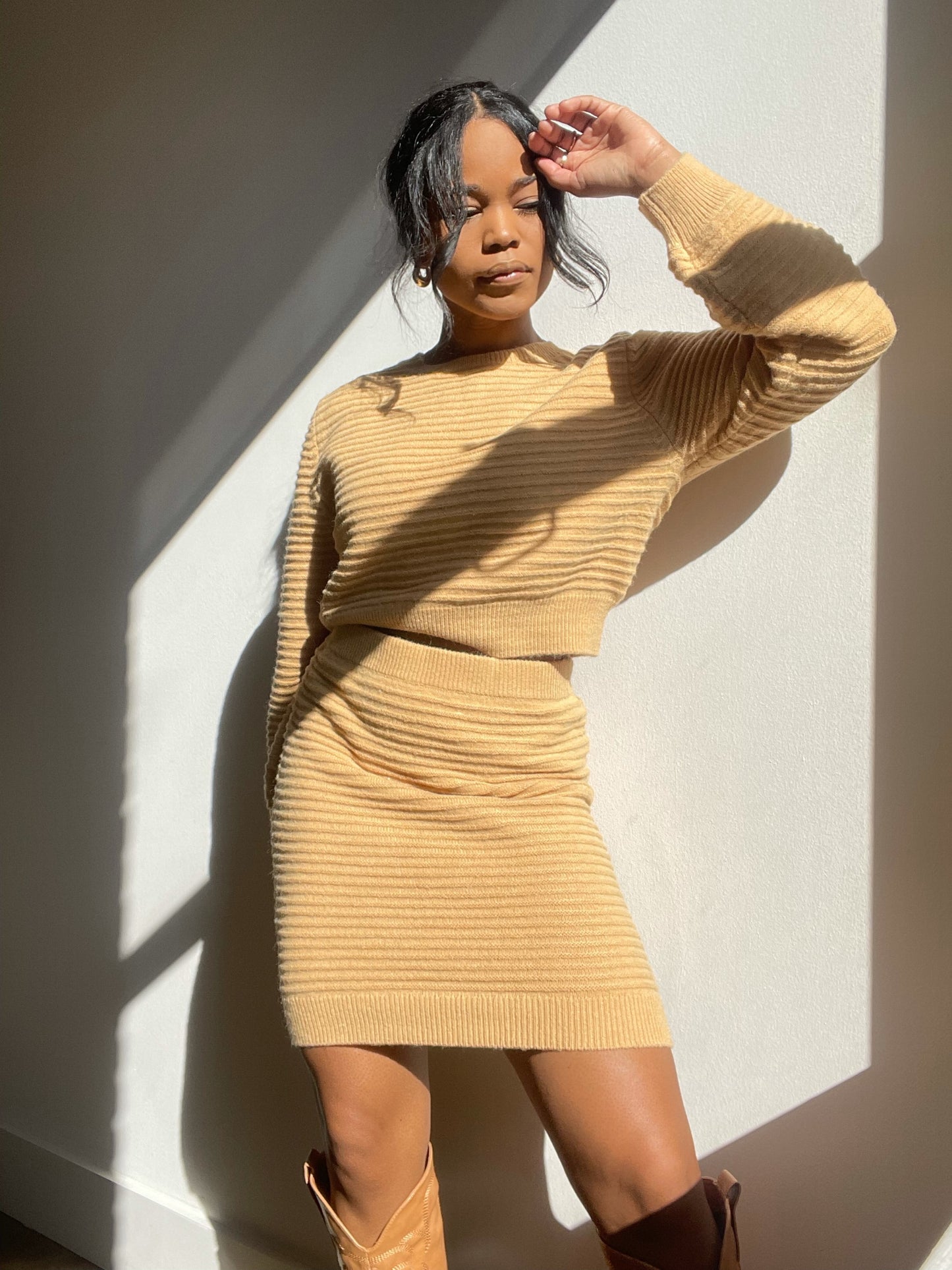 Tallulah Balloon Sleeve Cropped Sweater In Tan