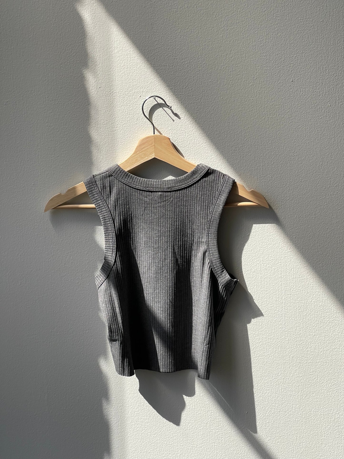 Tauri Ribbed Crop Razor Tank In Charcoal
