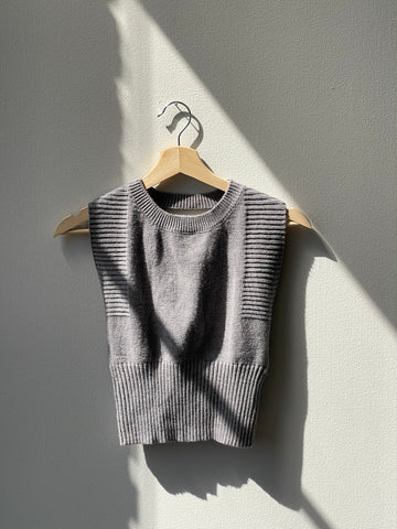 Chelsea Open Back Cropped Sweater Vest In Grey