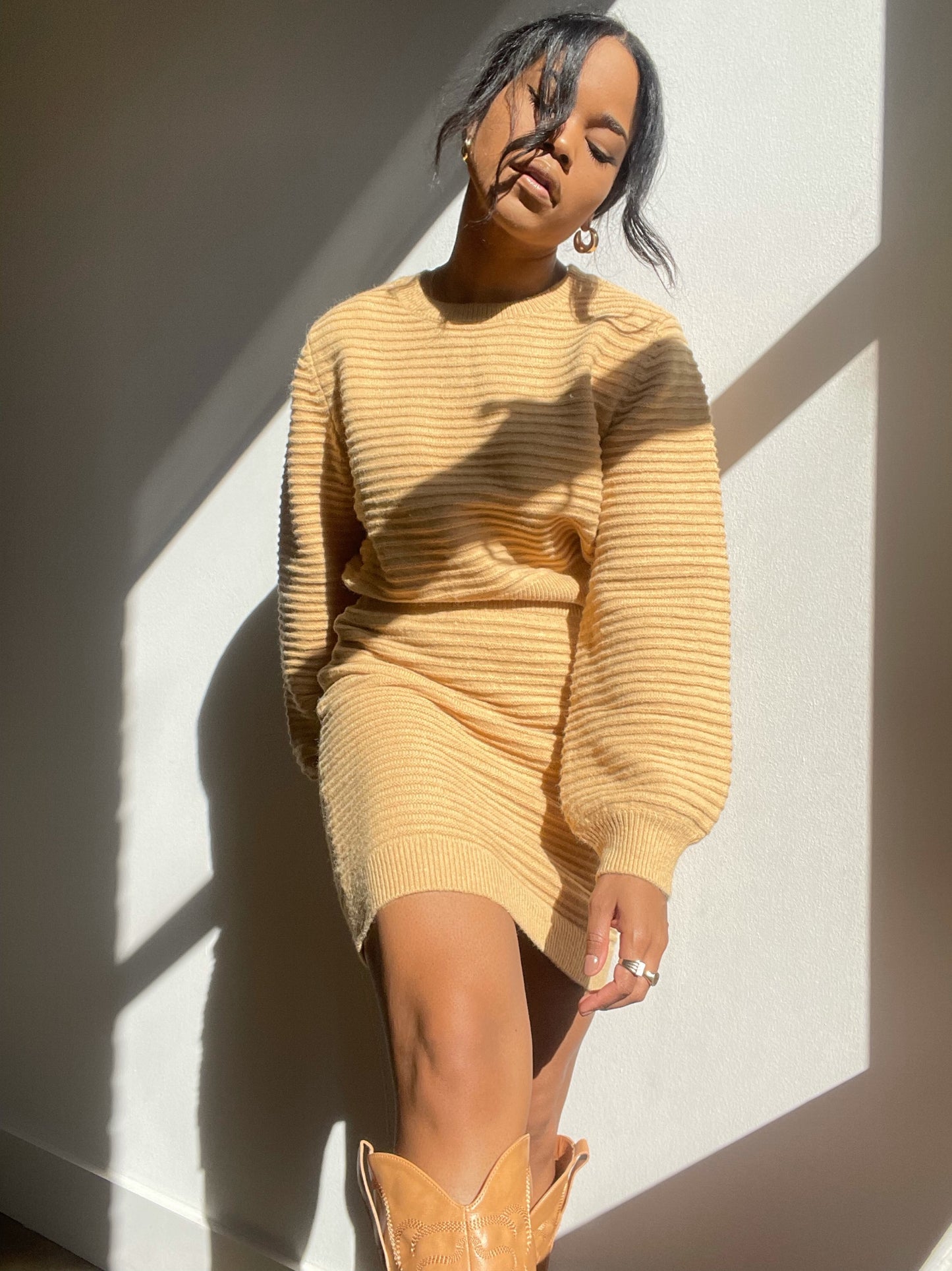 Tallulah Balloon Sleeve Cropped Sweater In Tan